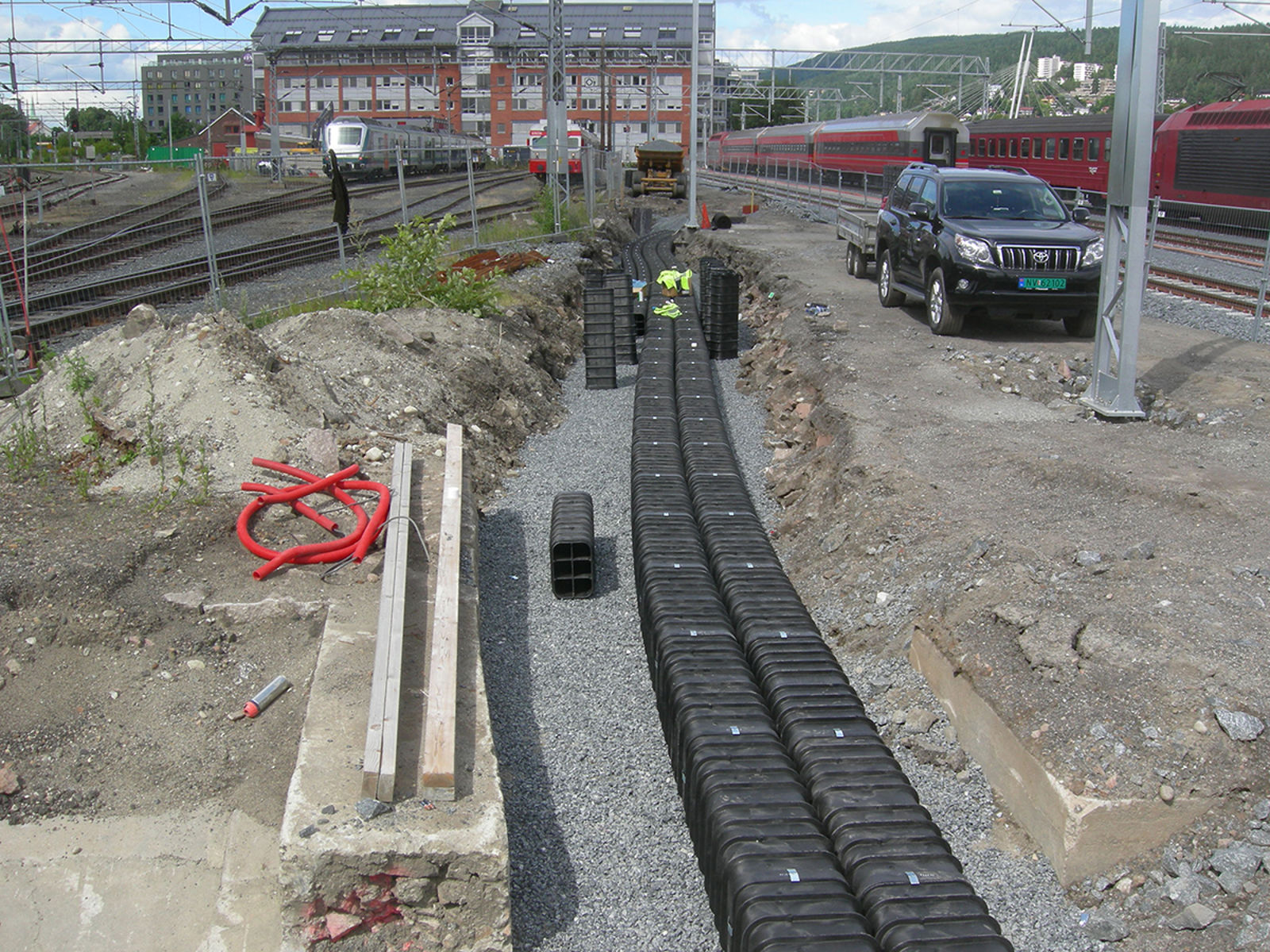 Legging av multikanaler på en jernbanetrasé. Fra Drammen.
