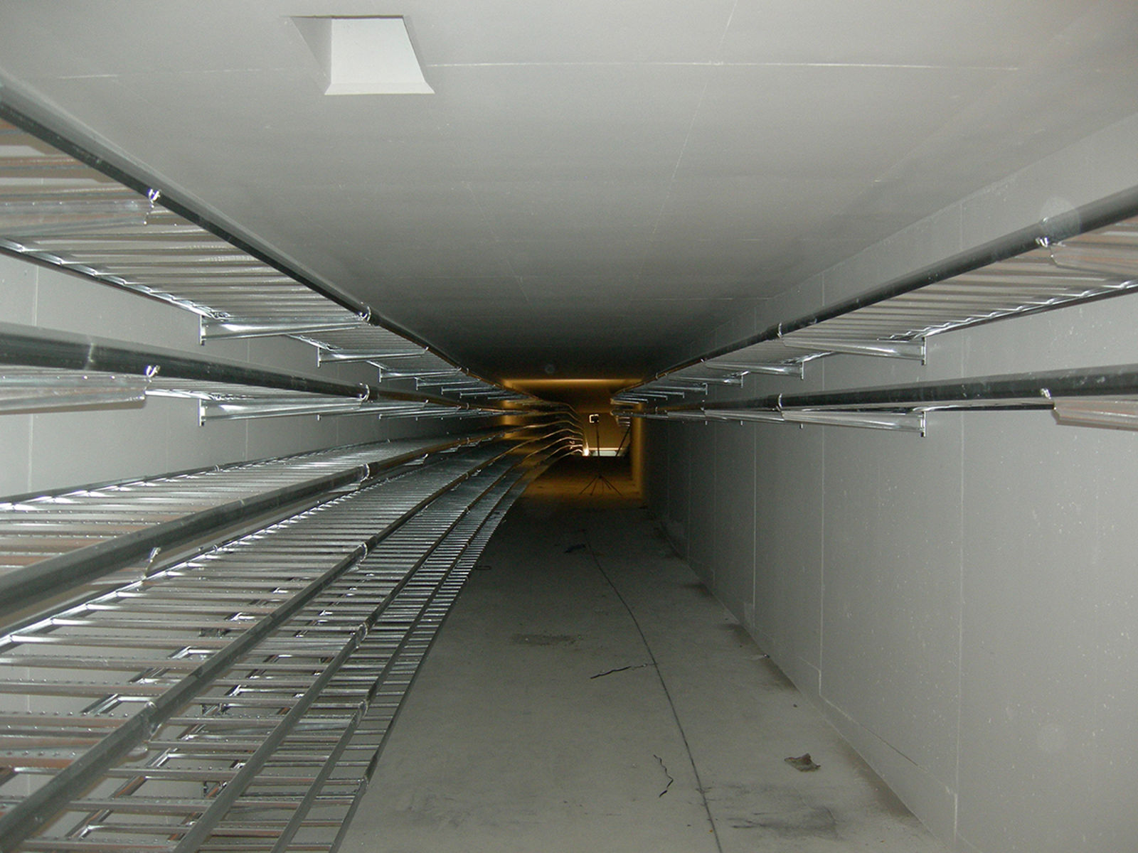 Kabelstiger i en kulvert, med stiger til hvert fag. Fra Lysaker.