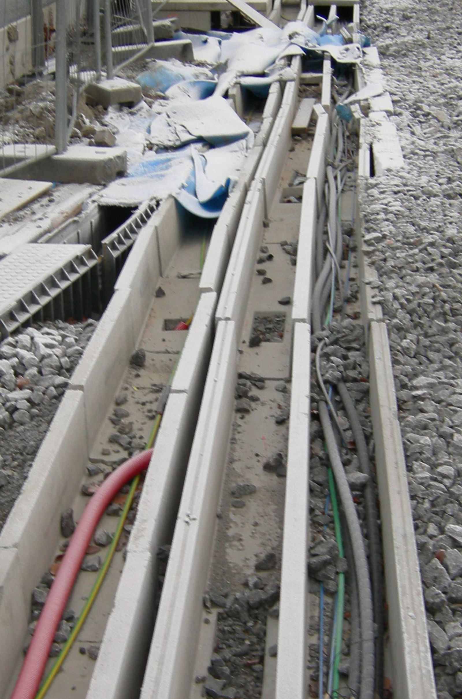 Skadde kabelkanaler med forskyvning og brudd etter feil bruk av stålplate.