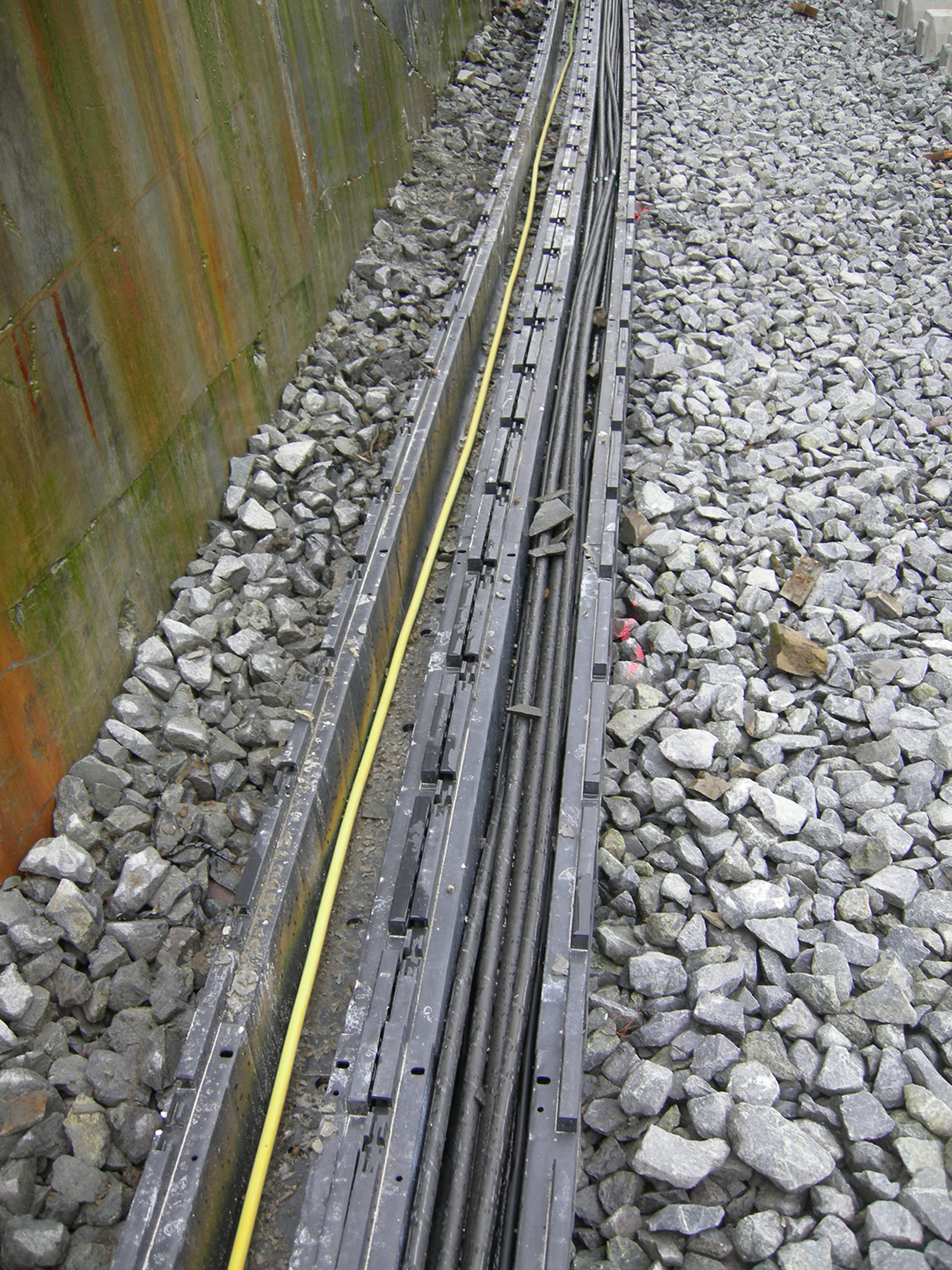 Midlertidige kabelkanaler i plast lagt pent og ordnet i anleggsområde.