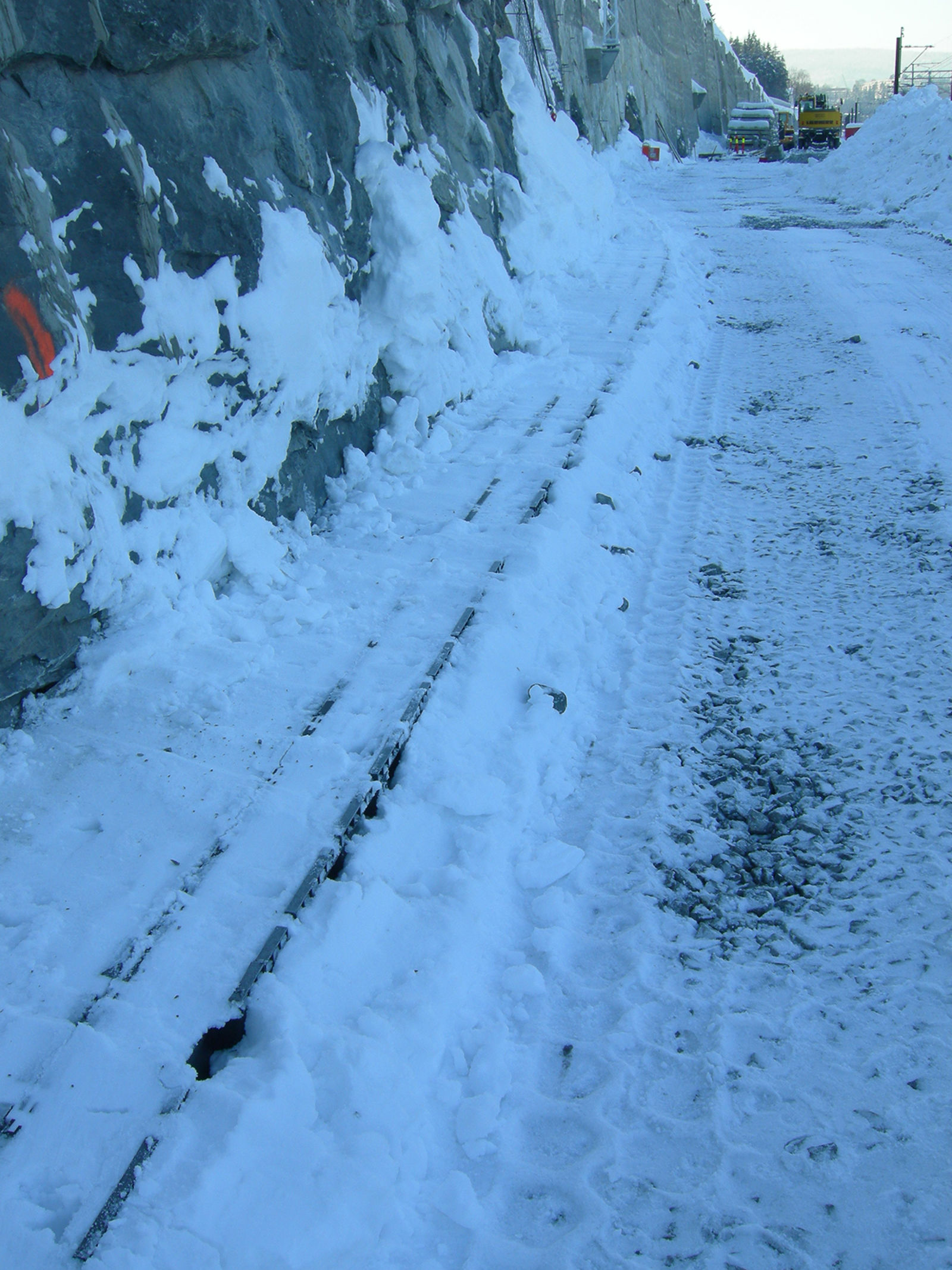 Kabelkanaler som er vanskelig å finne under snø i vinterforhold.