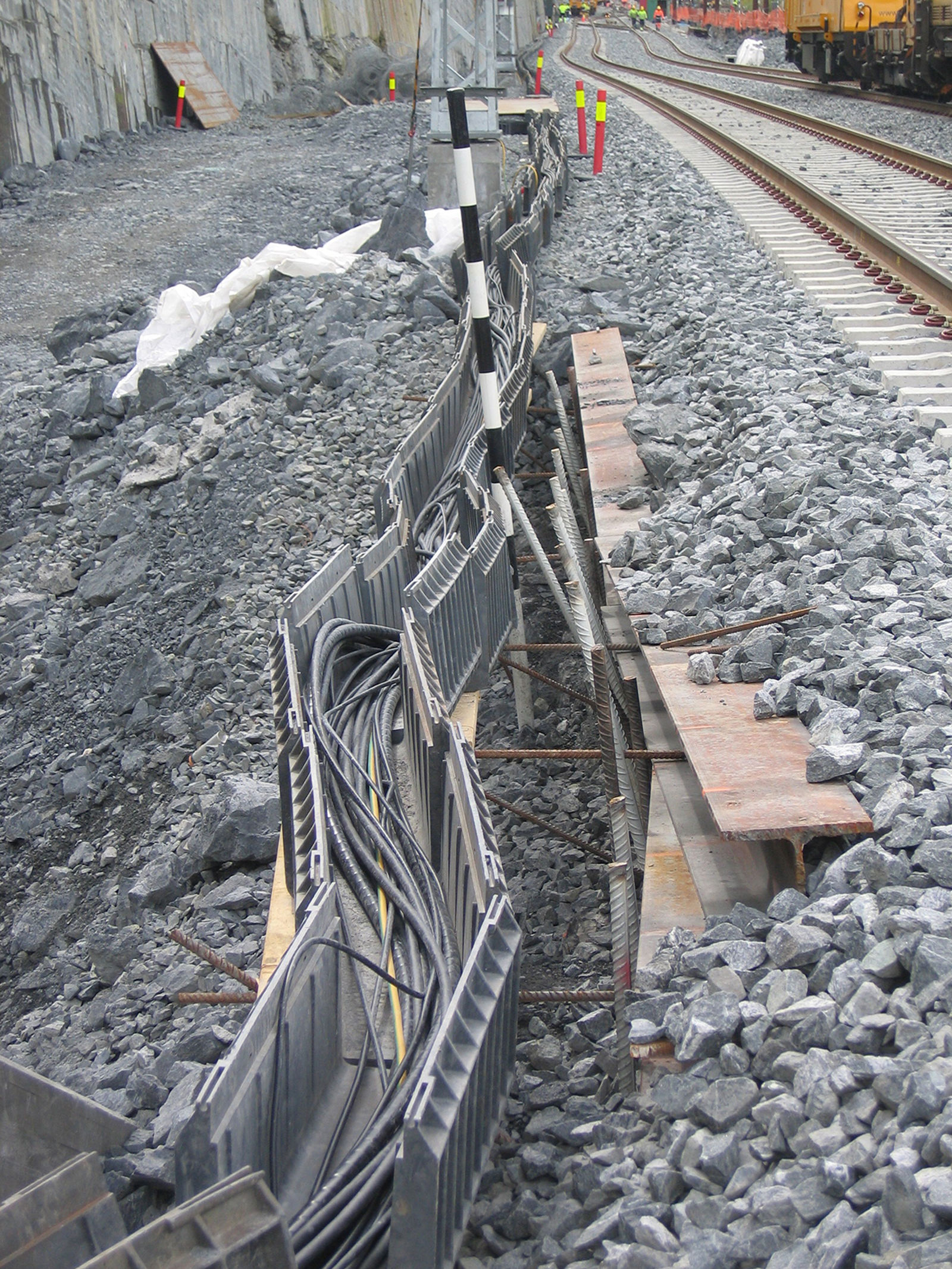 Kabelkanaler med skader og fiber- og signalkabler i uorden.