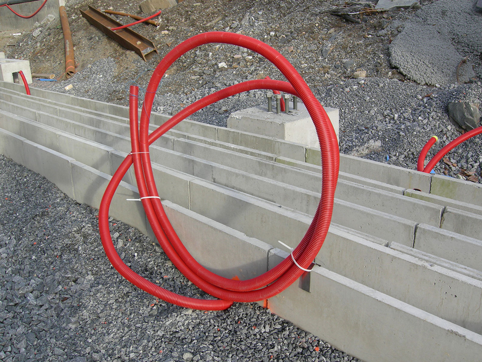 Trekkerør festet til kabelkanaler for å hindre skader.