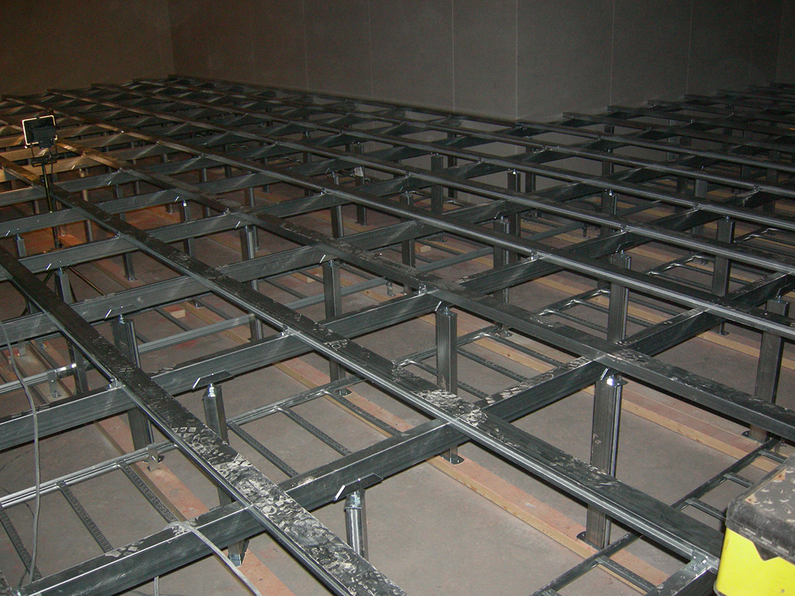 Installasjonsgulv med 600 mm brede kabelstiger, før gulvplatene er lagt.