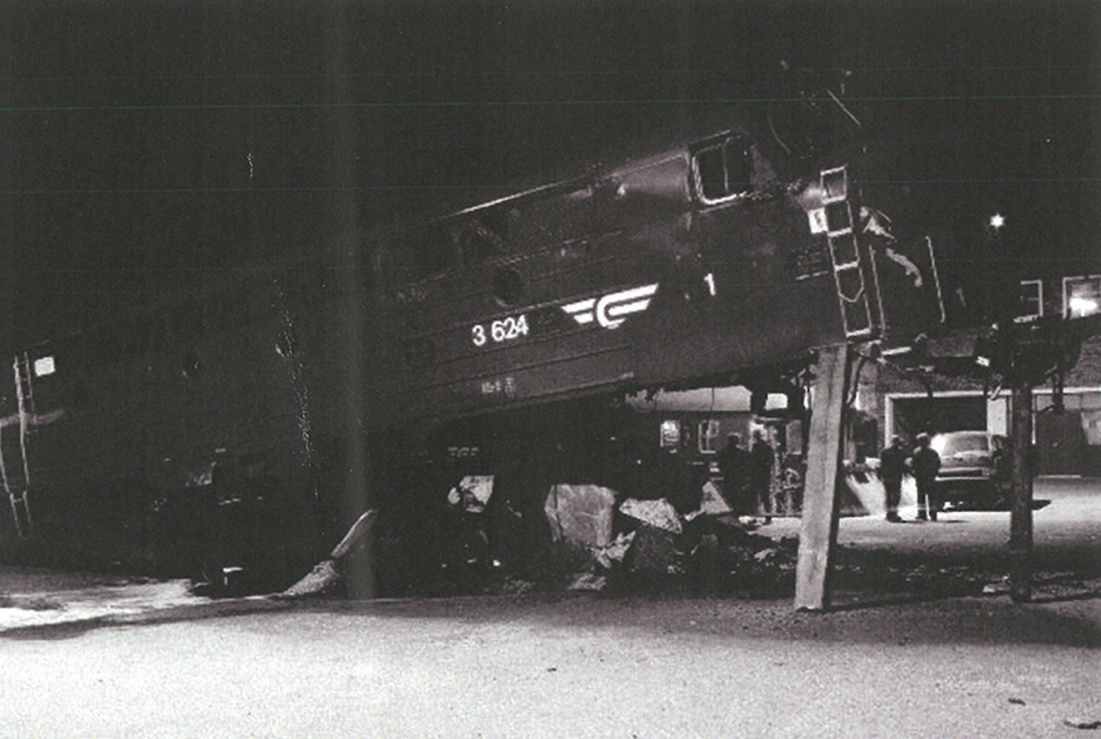 Godstog henger i luften etter kollisjon med sporstopper i Bodø 1998.