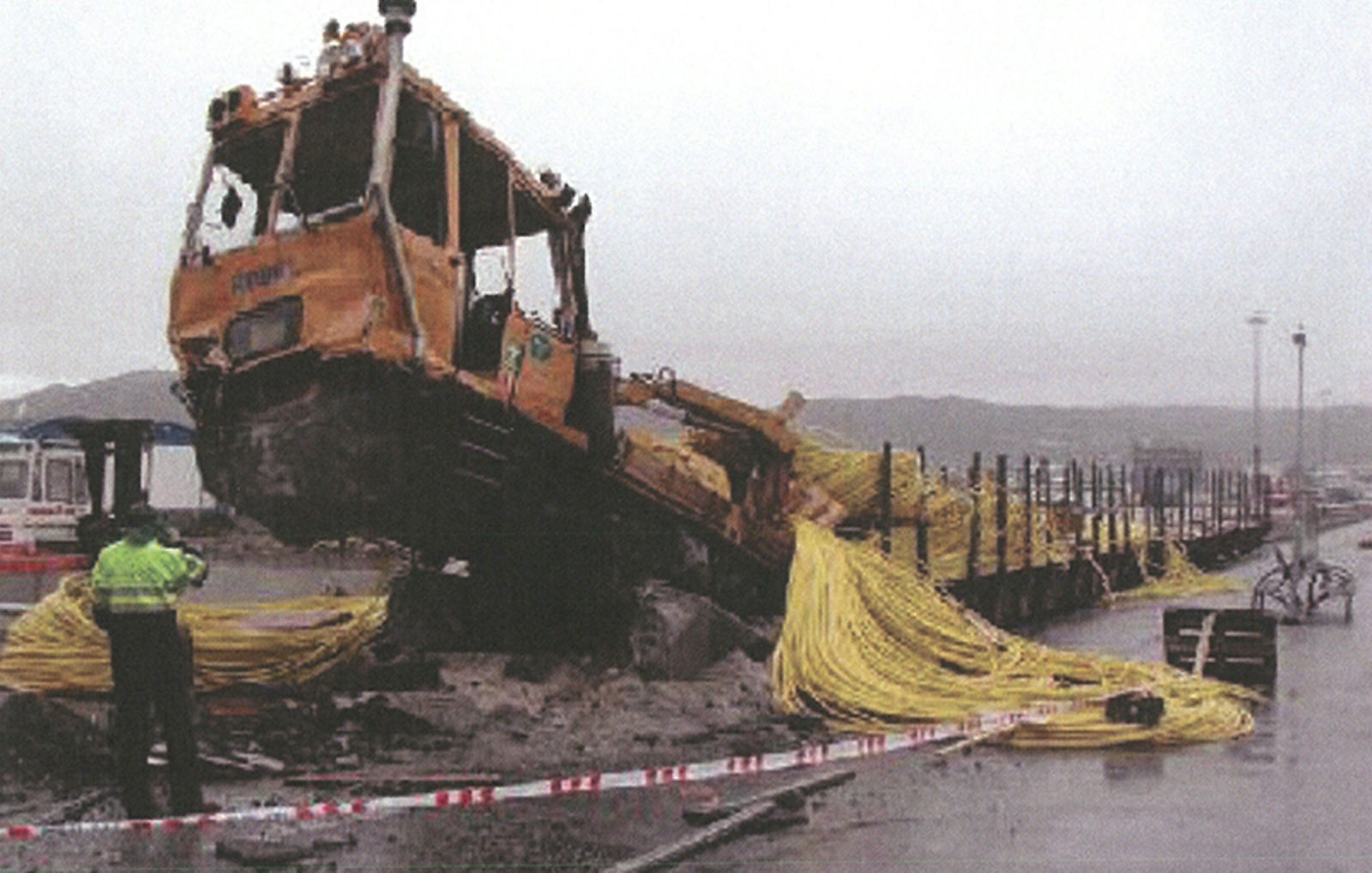 Skinnetraktor henger i luften etter kollisjon med sporstopper i Bodø 2003.