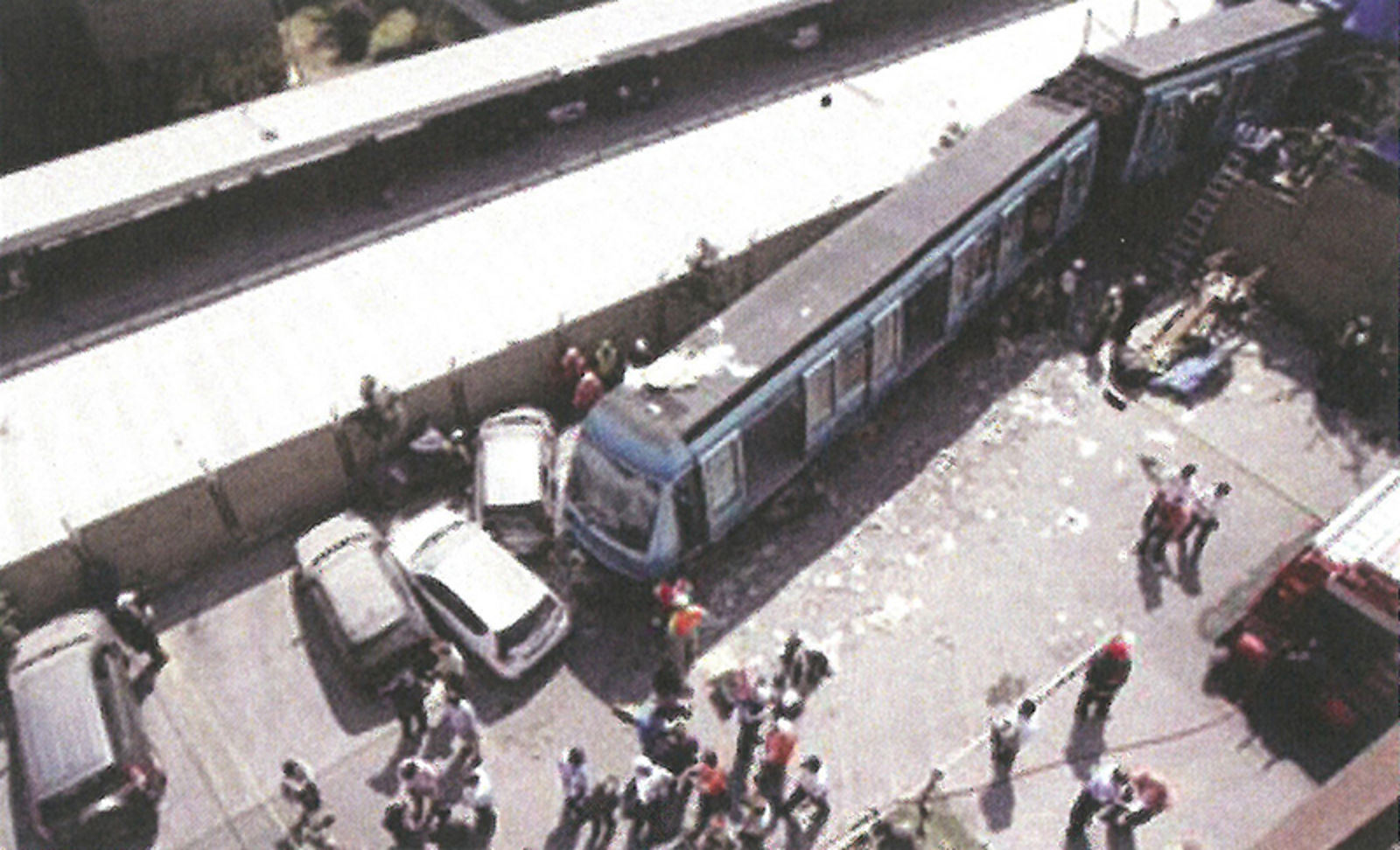 Togulykke i Buenos Aires 2012, der toget kjørte forbi sporstopper og inn på perrongen.