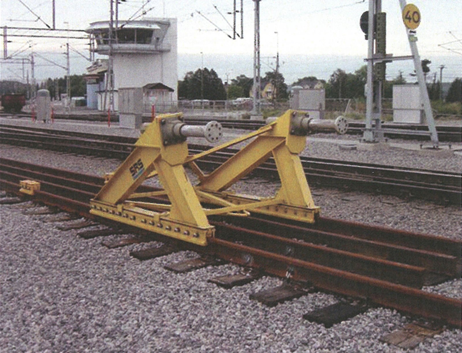 Glidende sporstopper modell 82 med hydrauliske buffere montert på togskinner.