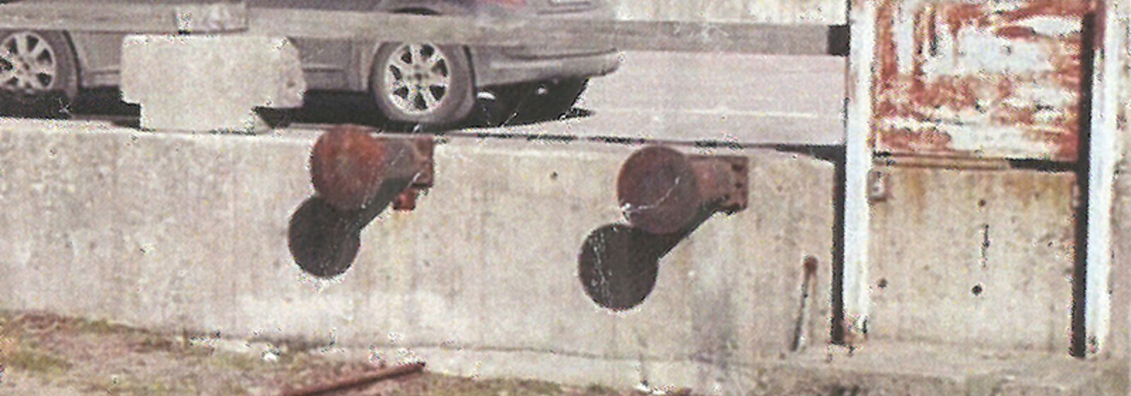 Fast sporstopper montert på betongvegg i Kristiansand.