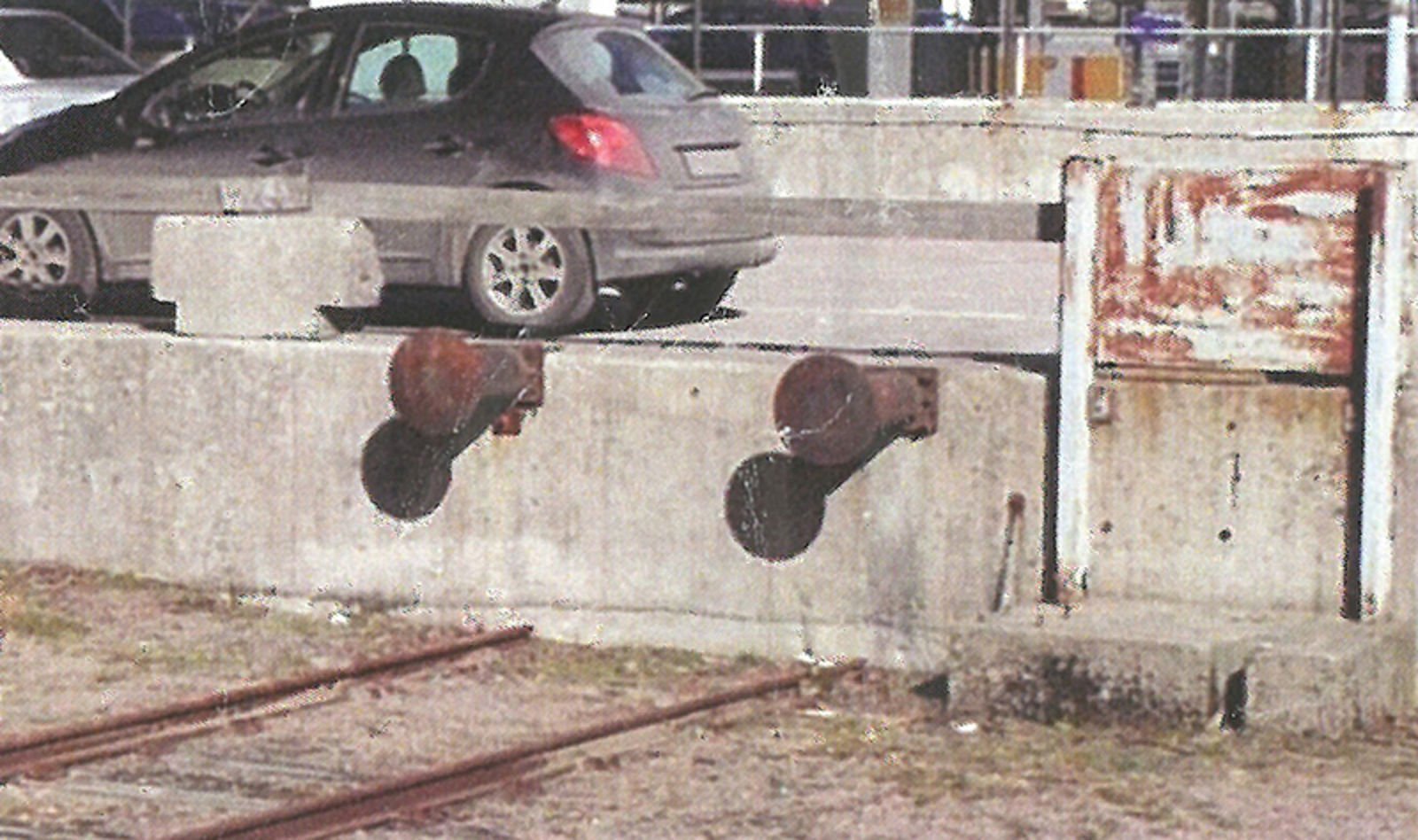 Fast sporstopper montert på betongvegg i Kristiansand.