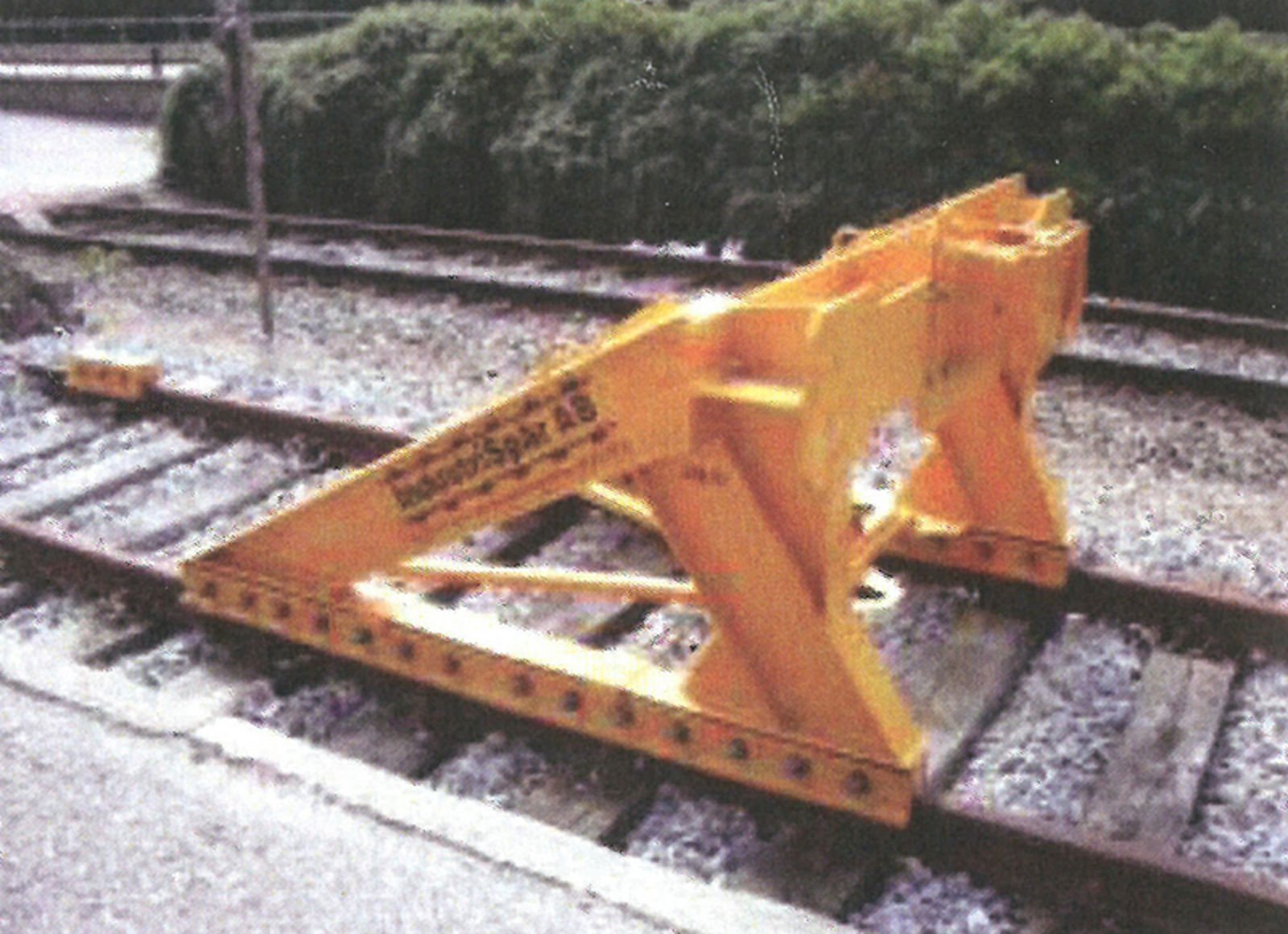 Enkel, glidende sporstopper montert på jernbanespor.