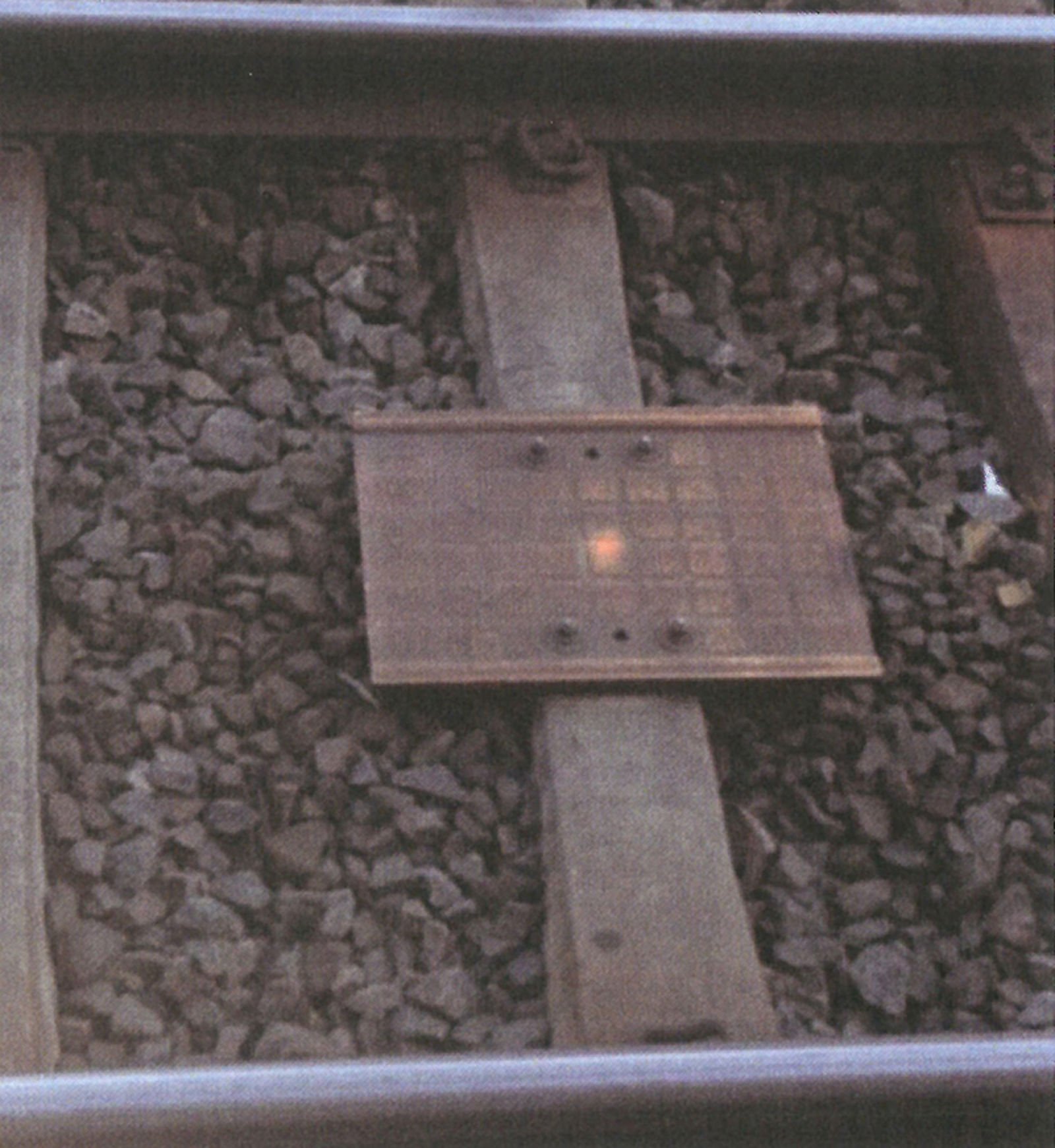 Balise montert mellom jernbaneskinner for kommunikasjon med tog.