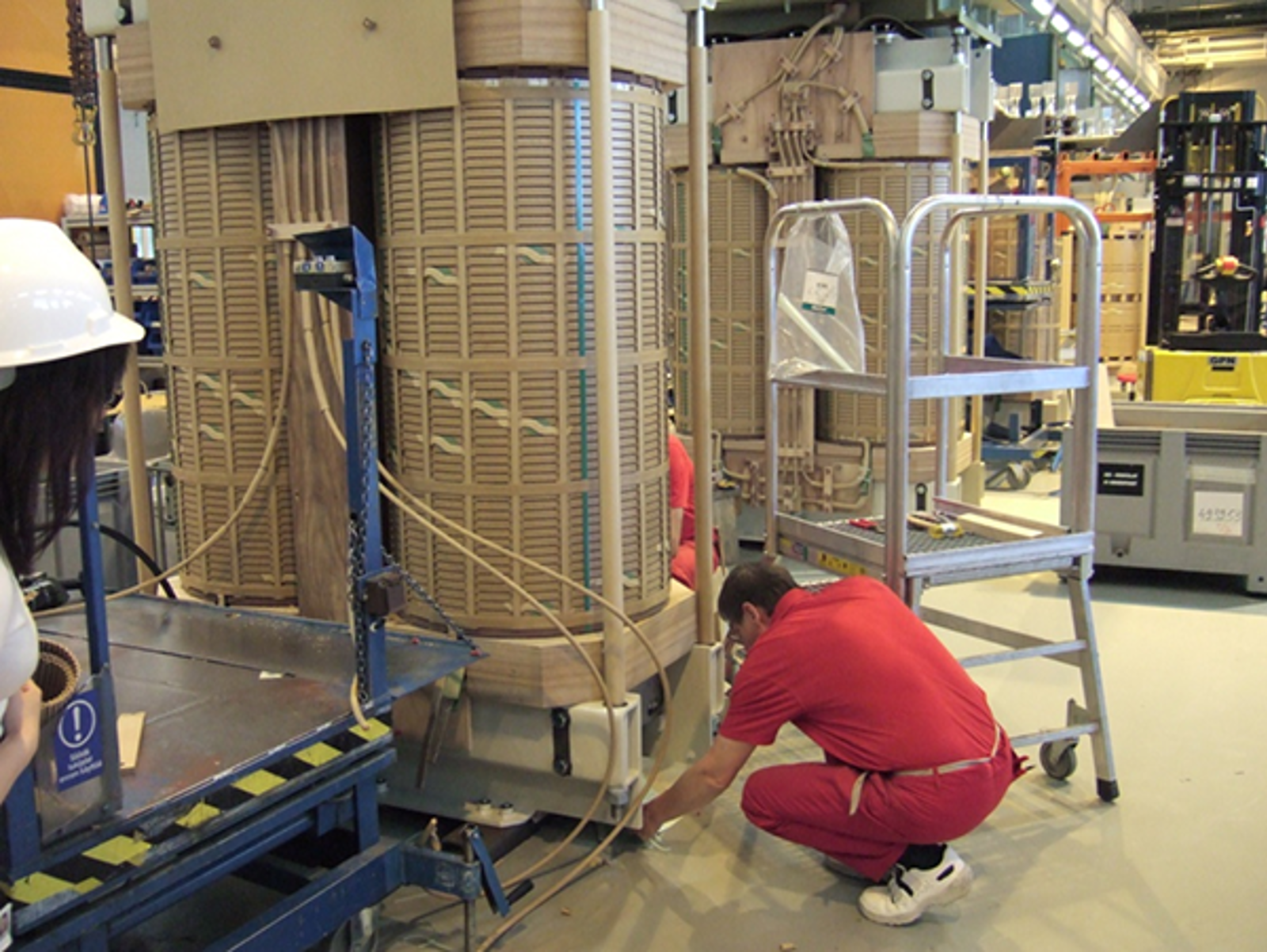 Autotransformator under montering med synlige viklinger rundt to vertikale kjernebein.