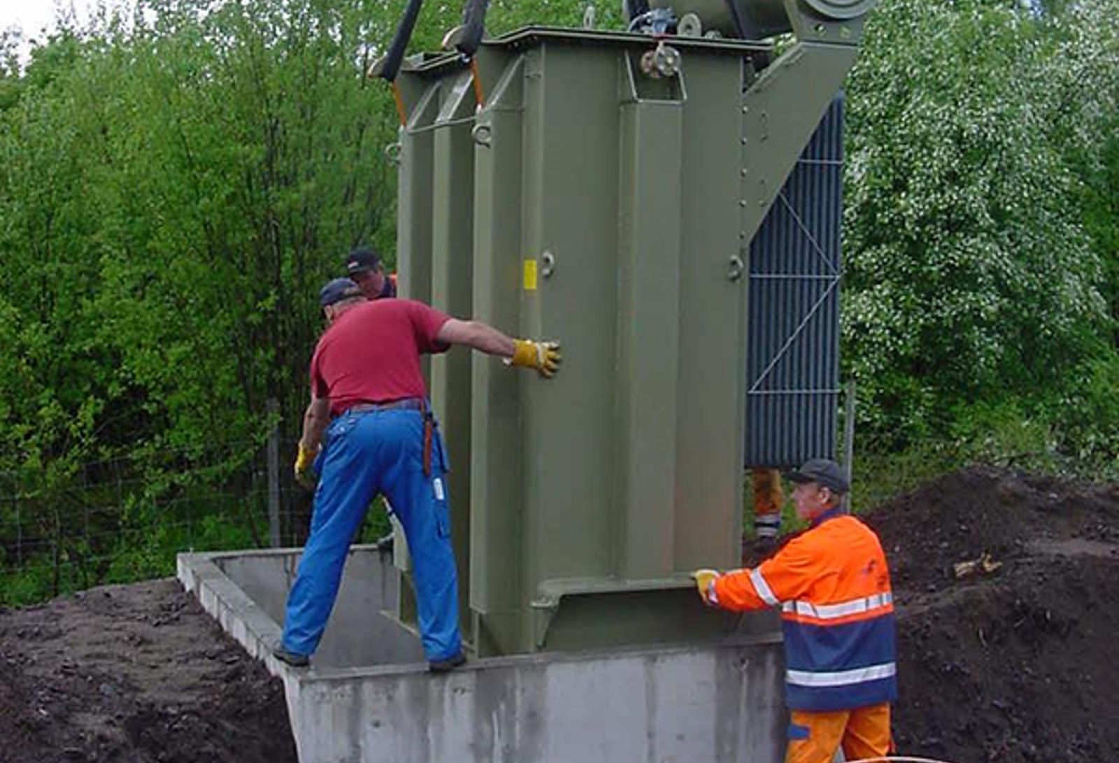 Montering av autotransformator på fundament med kran og manuell plassering i felt.