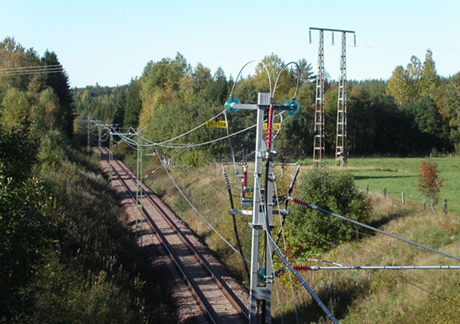 Kabel montert på bærewire ved overgang under bru i svensk kontaktledningsanlegg.