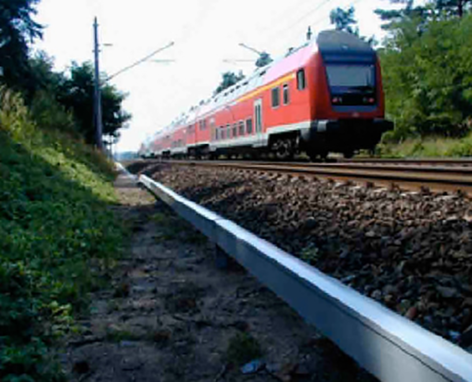 GFK kabelkanal i plastmateriale montert langs jernbanelinje.