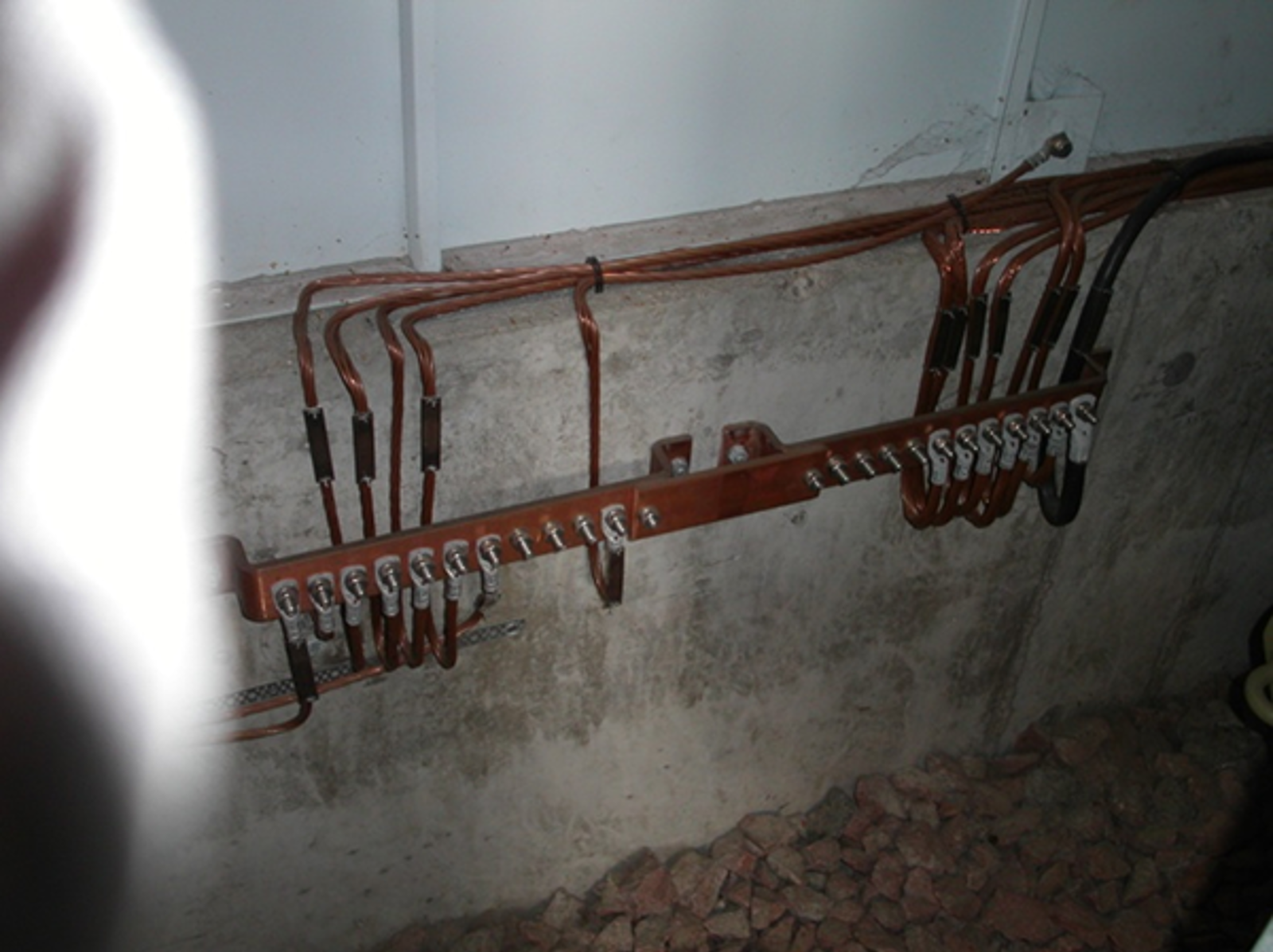 Jordskinne i kiosk med kobberledere til ulike jordingspunkter.