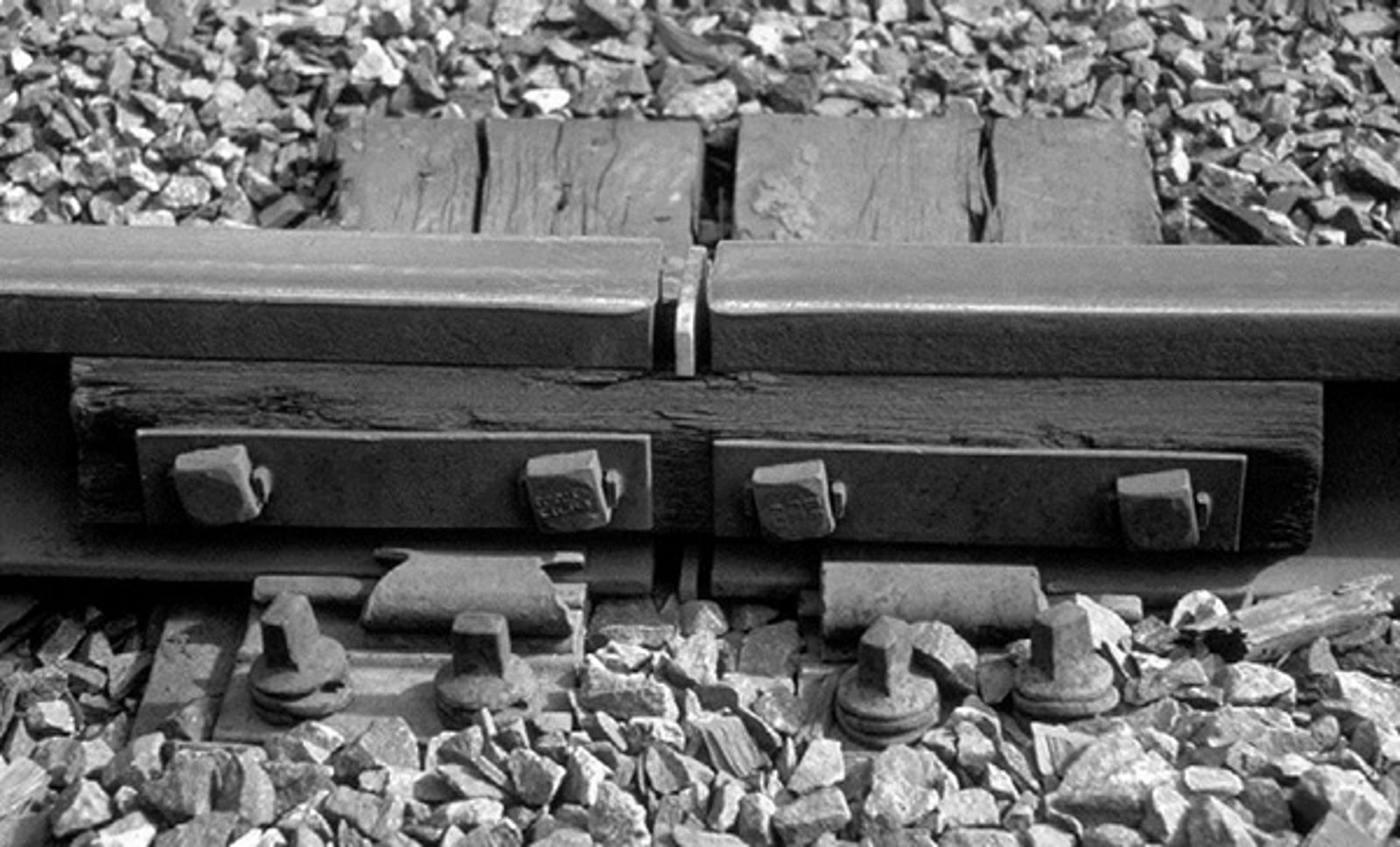 Foto av Permalli isolert skjøt med lasker av laminert tre i spor med tresviller.