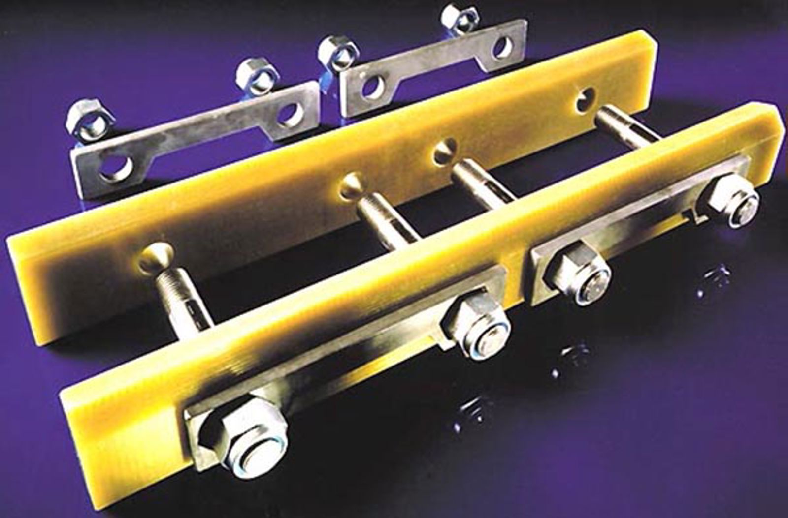 Foto av Exel isolert skjøt med lasker av glassfiberarmert plast og laskebolter.