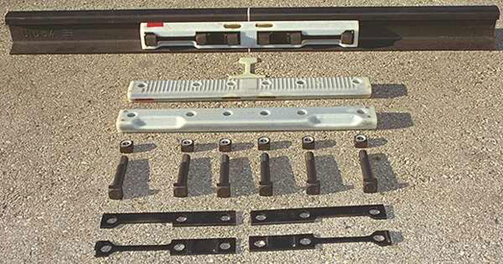 Foto av 6-hulls isolert skjøt fra Tenconi SA, demontert for å vise komponentene.