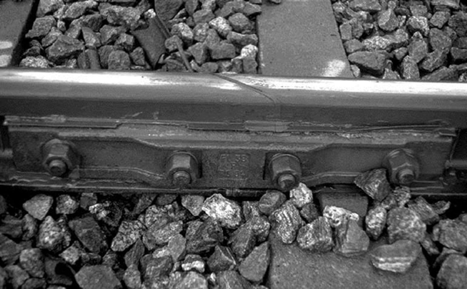 Foto av IVG-30 isolert skjøt i spor med lasker og bolter synlige.