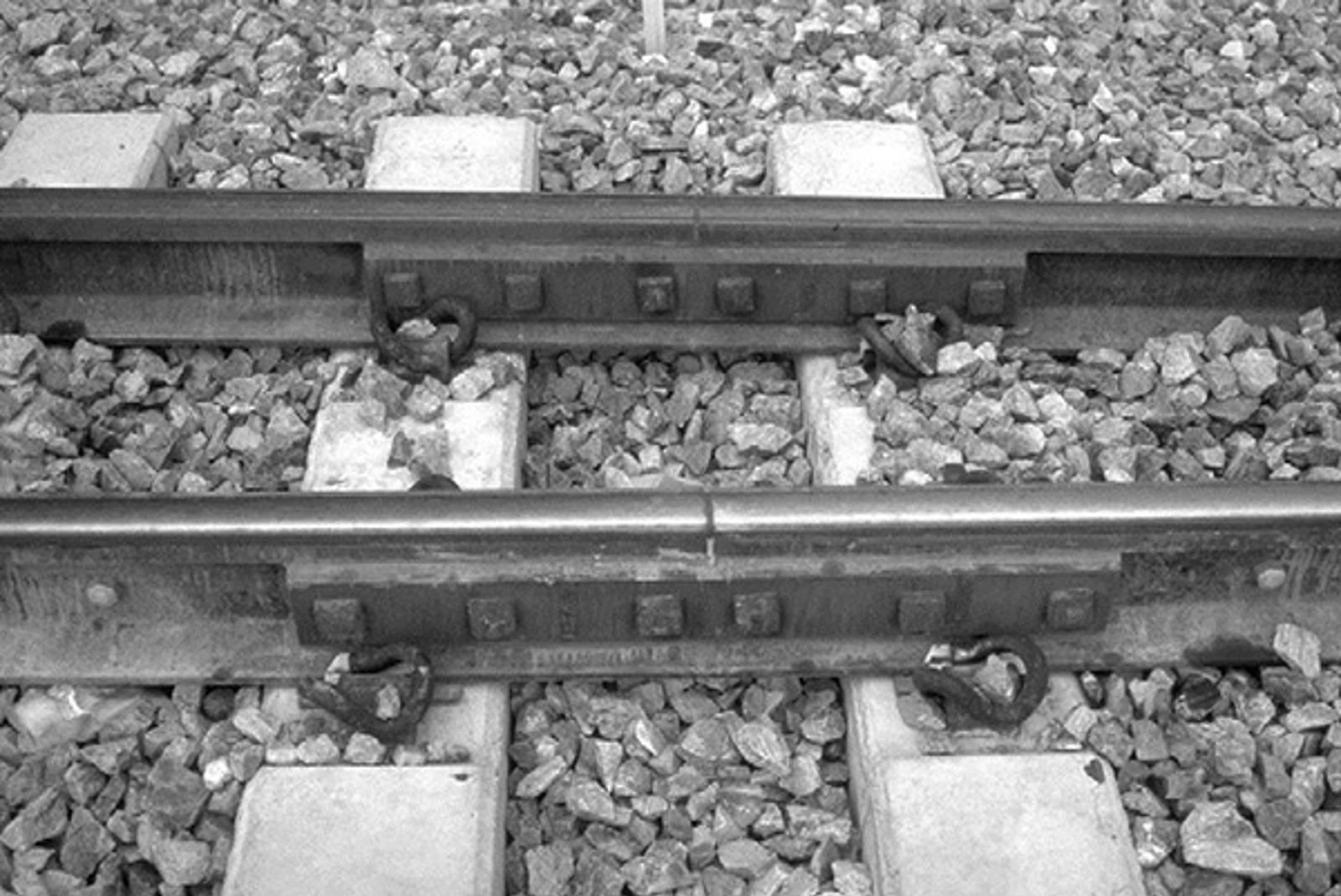 Foto av limt isolert skjøt med seks laskehull montert i spor.