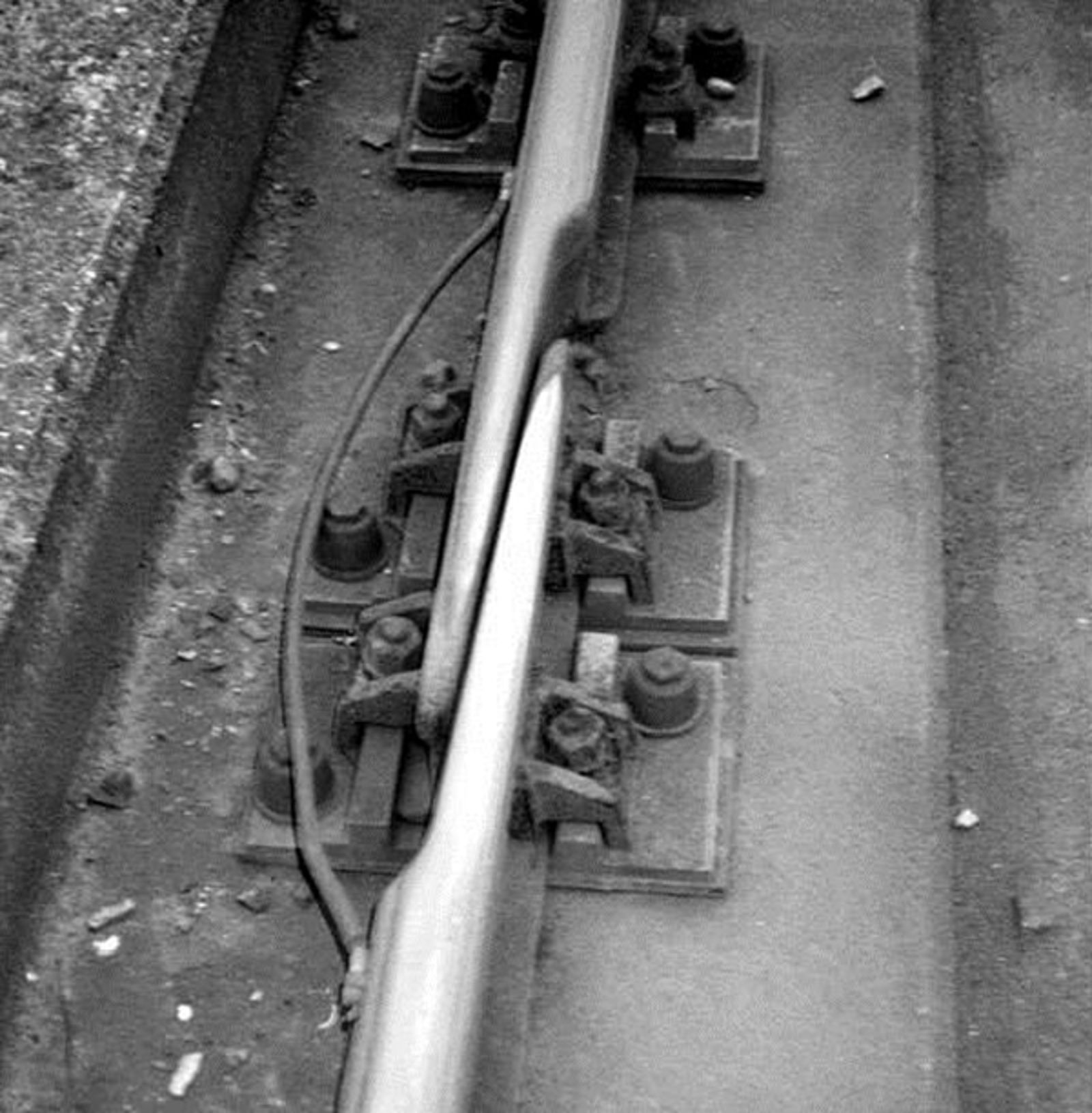 Foto av glideskjøt uten sporutvidelse for korte dilatasjonslengder, med boltet skinneprofil.