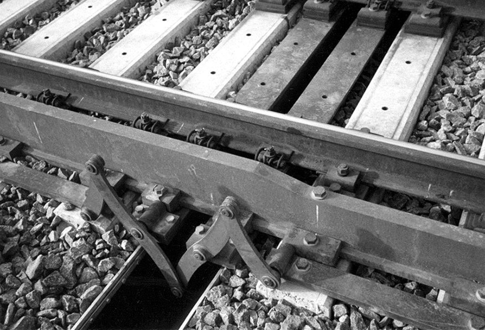 Glideskjøtkonstruksjon med stålsviller opphengt i stålbjelker for understøttelse over brufuge.