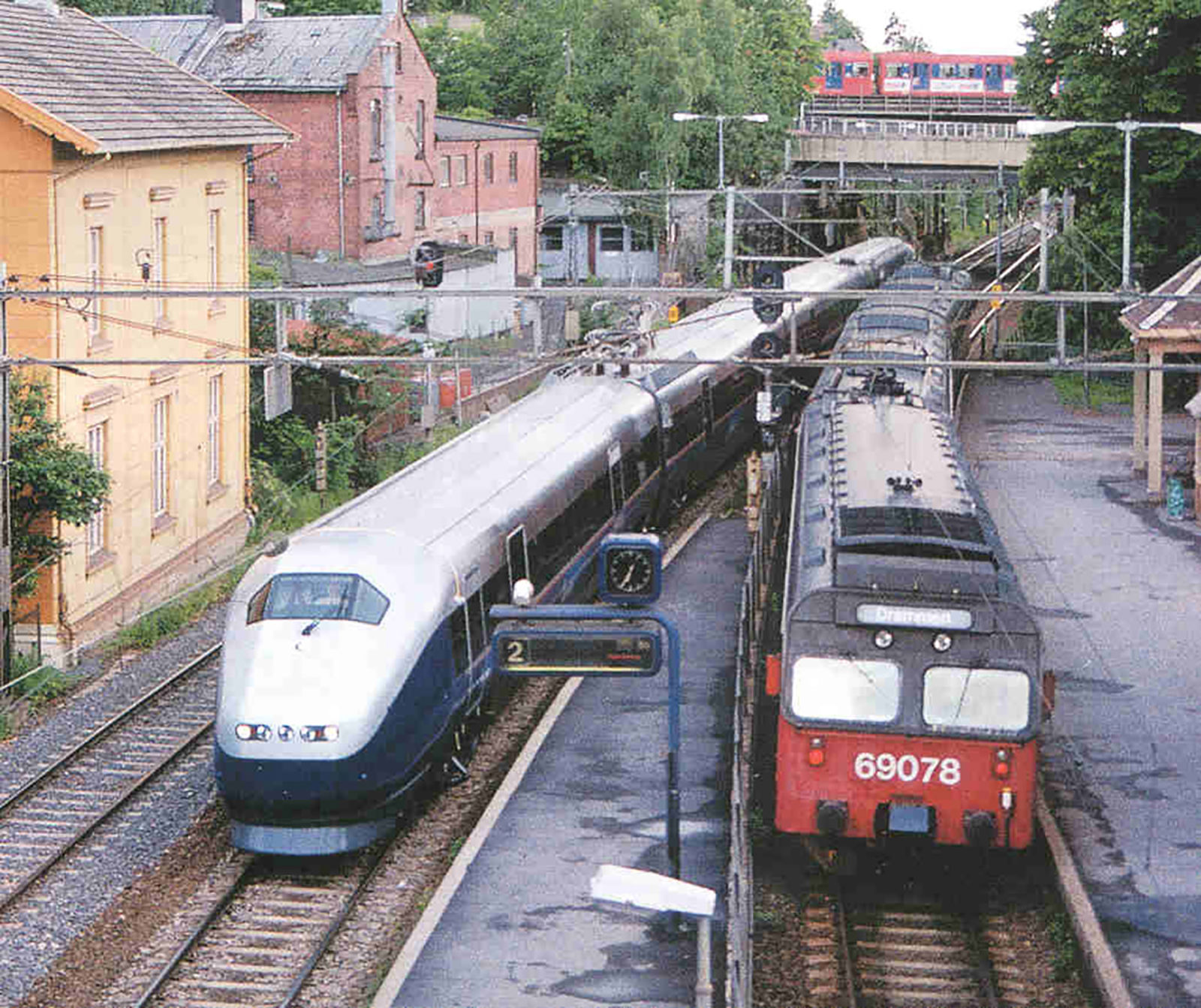 Bilde av togsett Type 73 og Type 69 på en stasjon.