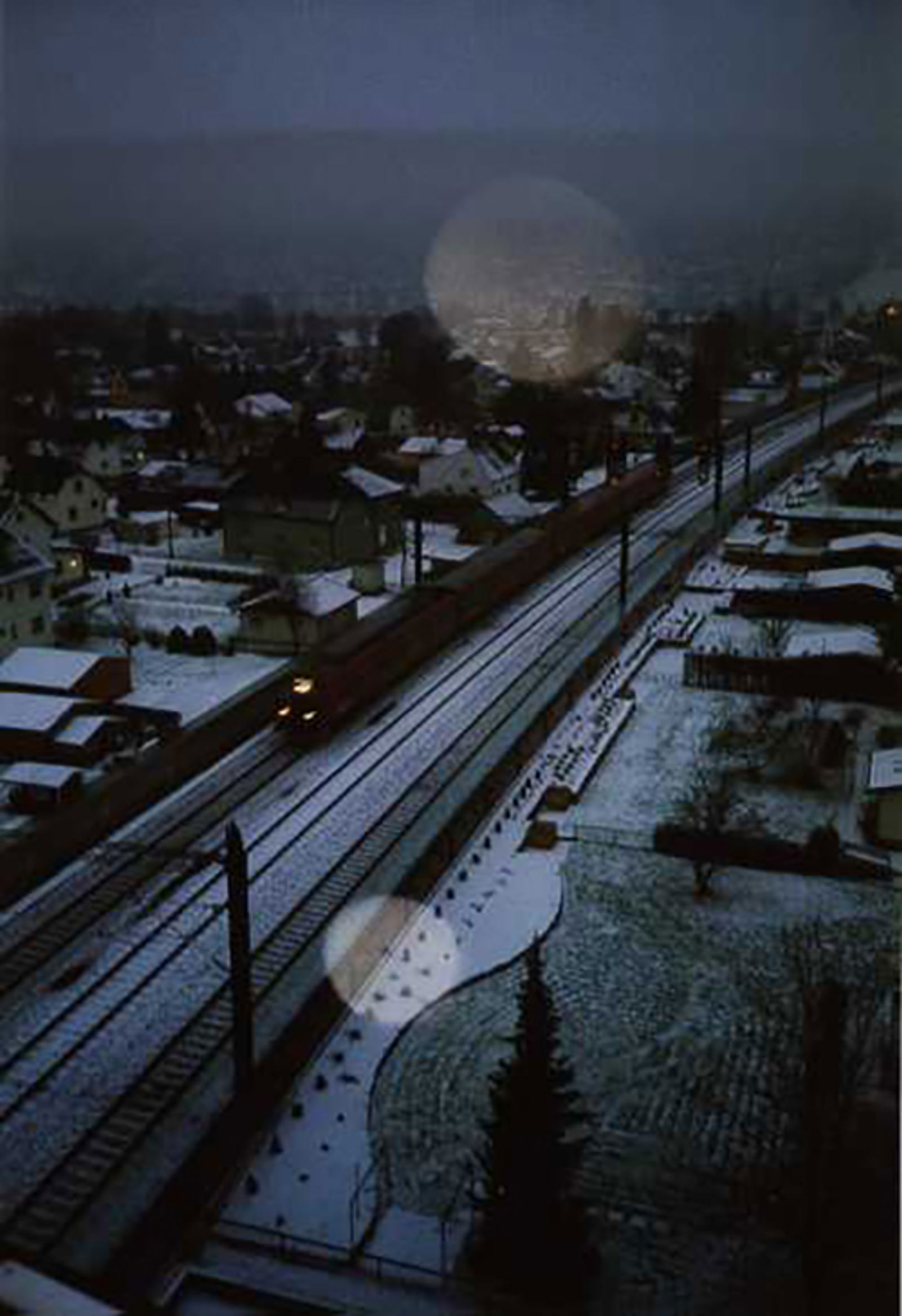 Lillestrøm etter utbygging av Gardermobanen med støyskjerming og oppgraderte utearealer.