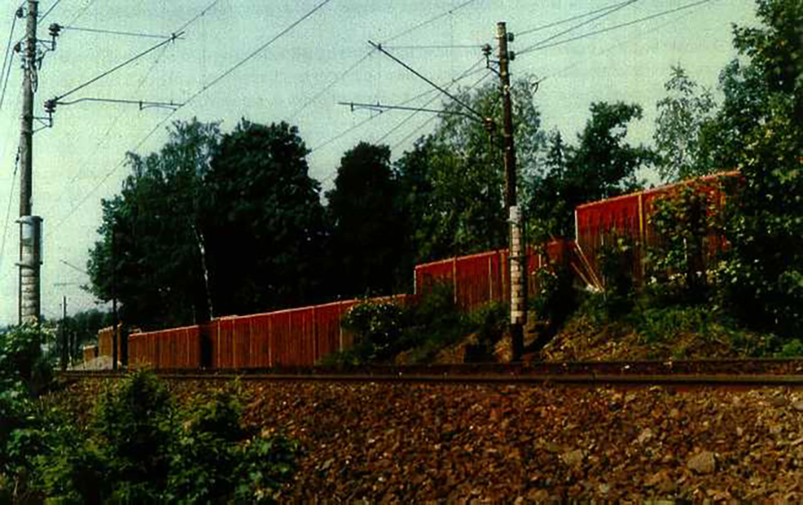 Støyskjerm langs Drammensbanen ved Lysaker stasjon, retning Asker.