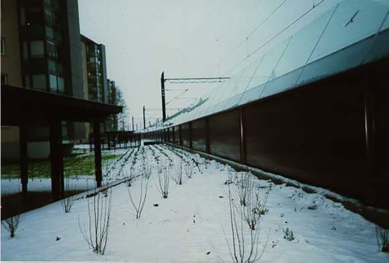 Gardermobaneskjerm ved Lillestrøm, 3 m høy med øverste del i herdet glass.