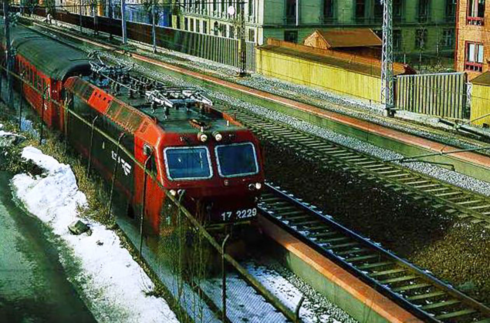 Lave og høye støyskjermer i Gamlebyen, Oslo, langs jernbanesporene.