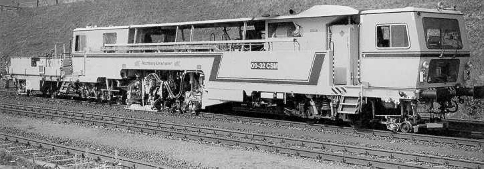 Sporjusteringsmaskin Plasser 09-32 CSM for pakking og justering.