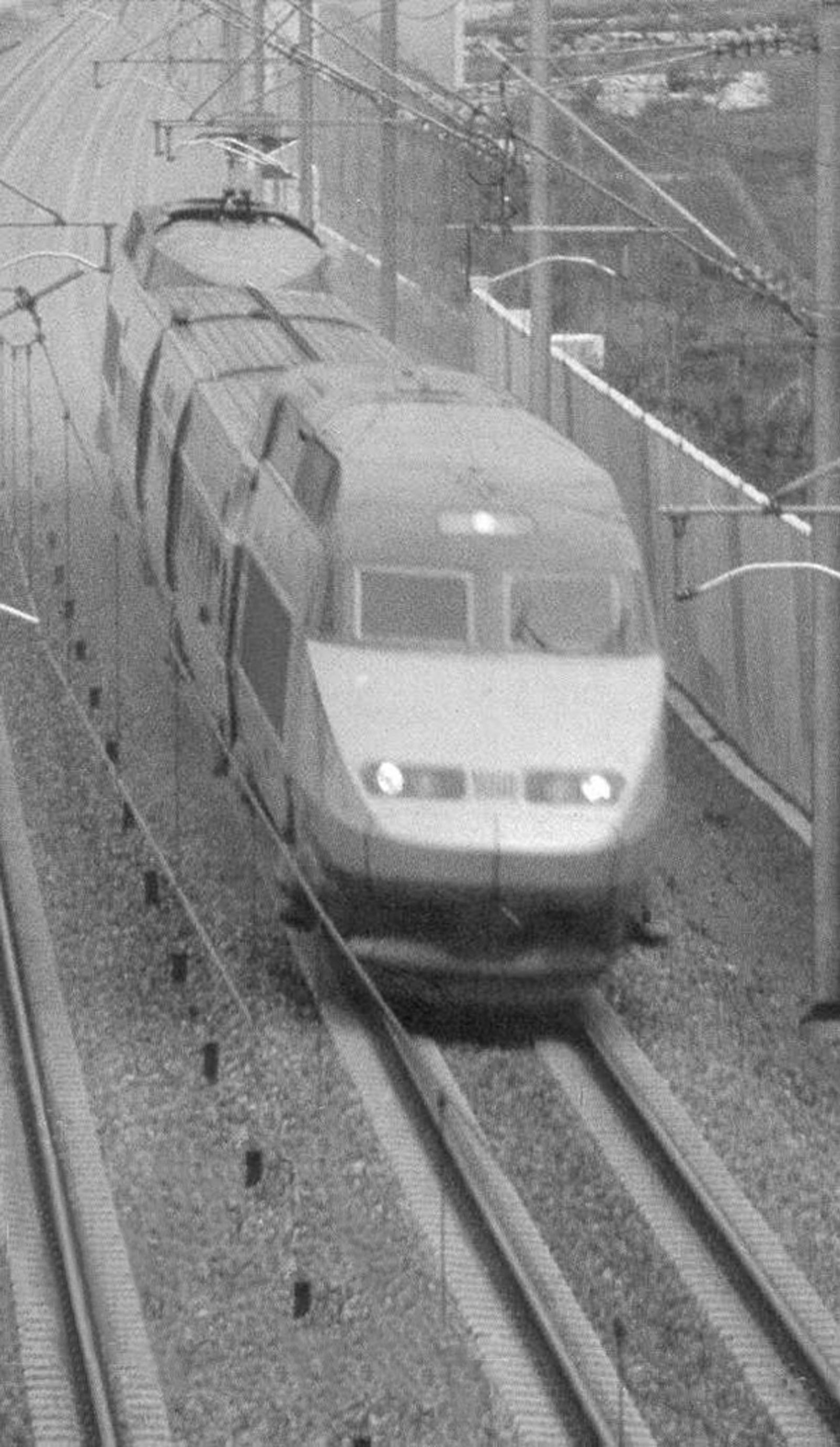 TGV-tog på høyhastighetsbane med fastmerker mellom sporene for presis sporgeometri.