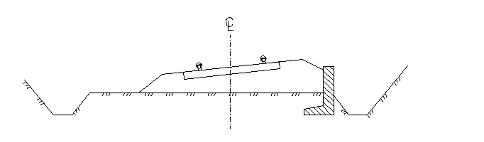 Prinsippskisse der åpen grøft beholdes, med forstøtninger for støtte.