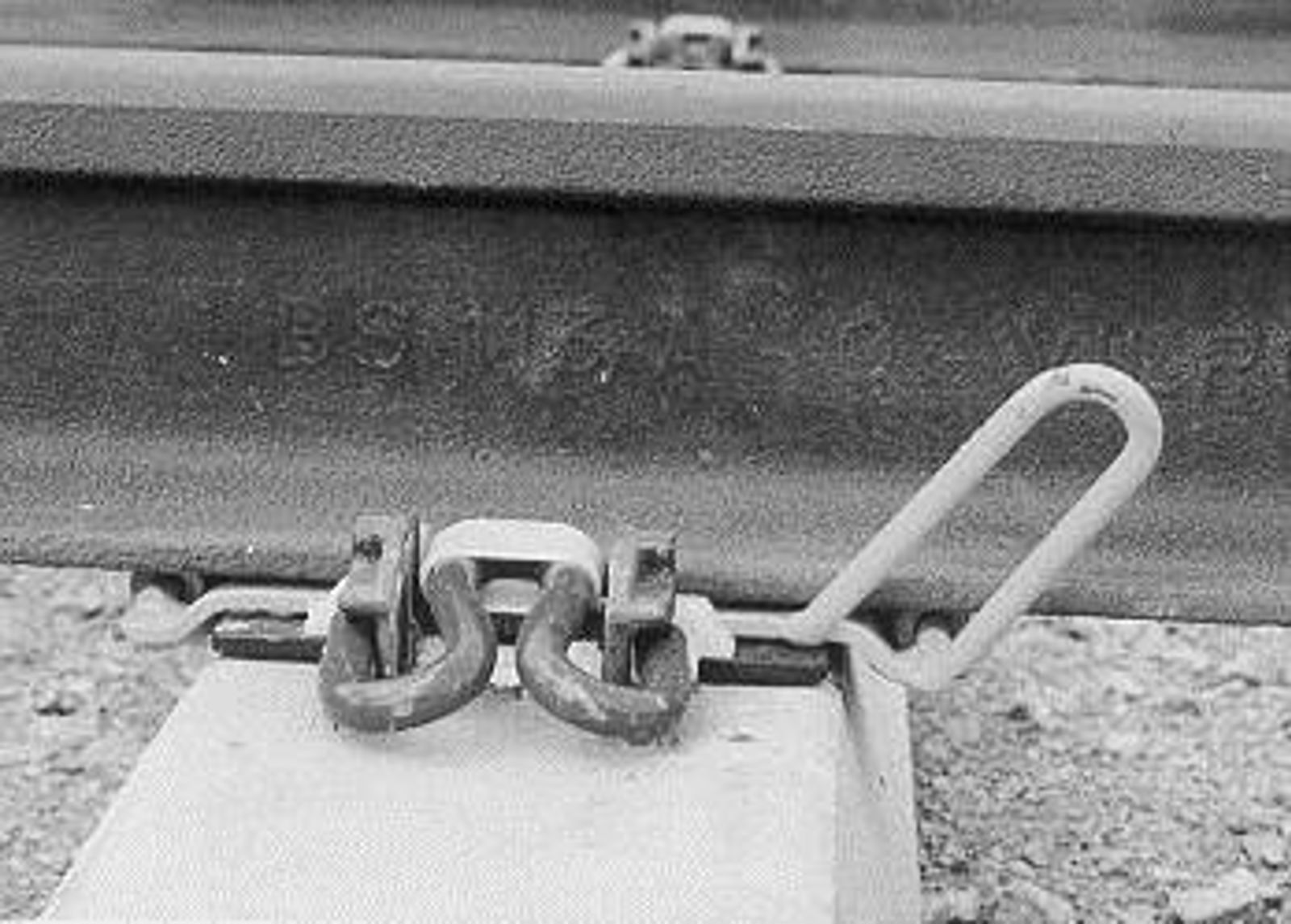 Skinnefot plassert på nøytraliseringsrull for friksjonsreduksjon.