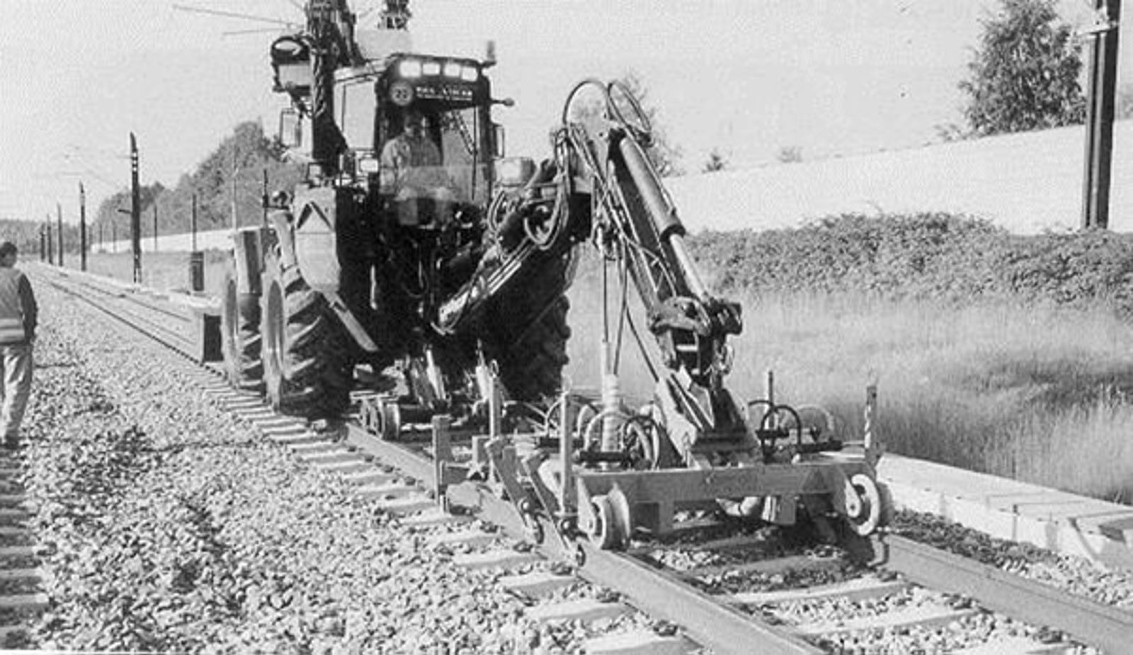 Maskinelt utstyr for frigjøring og fastspenning av skinnefot.