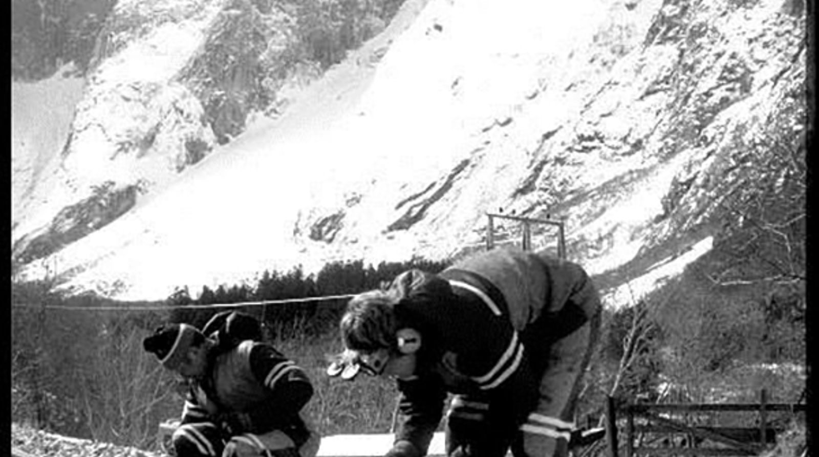 Arbeidere bruker strekkapparat for forlengelse av skinner.