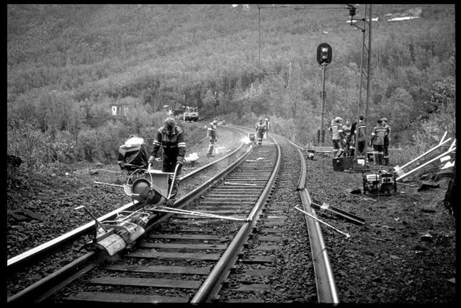 Arbeidere bruker varmevogn for forlengelse av skinner i sporet.