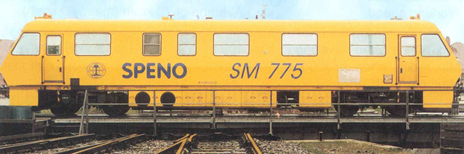 Gul Speno SM 775-målevogn på en dreieskive.