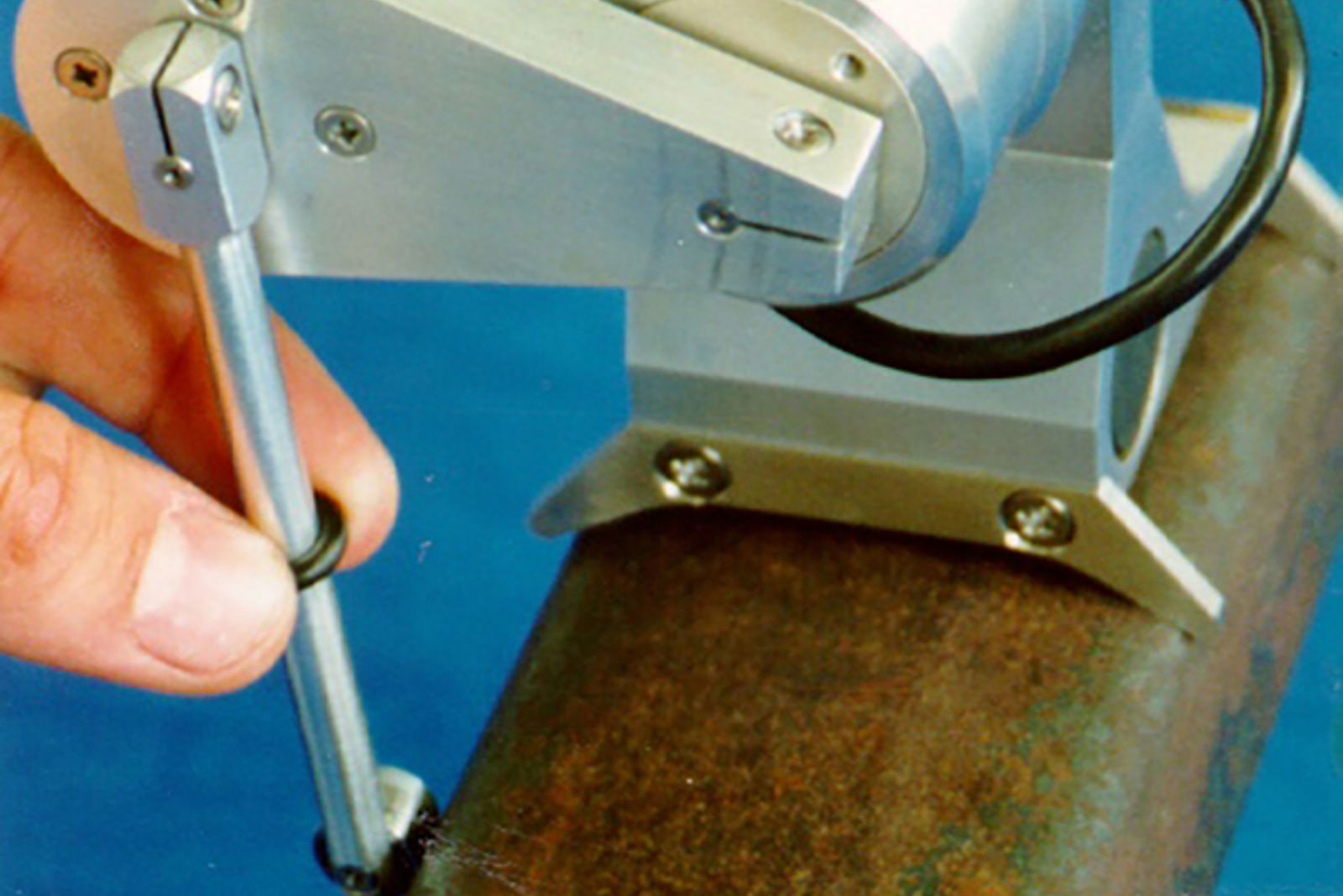 Miniproof-måleinstrument måler skinneprofil på en skinneskinne.