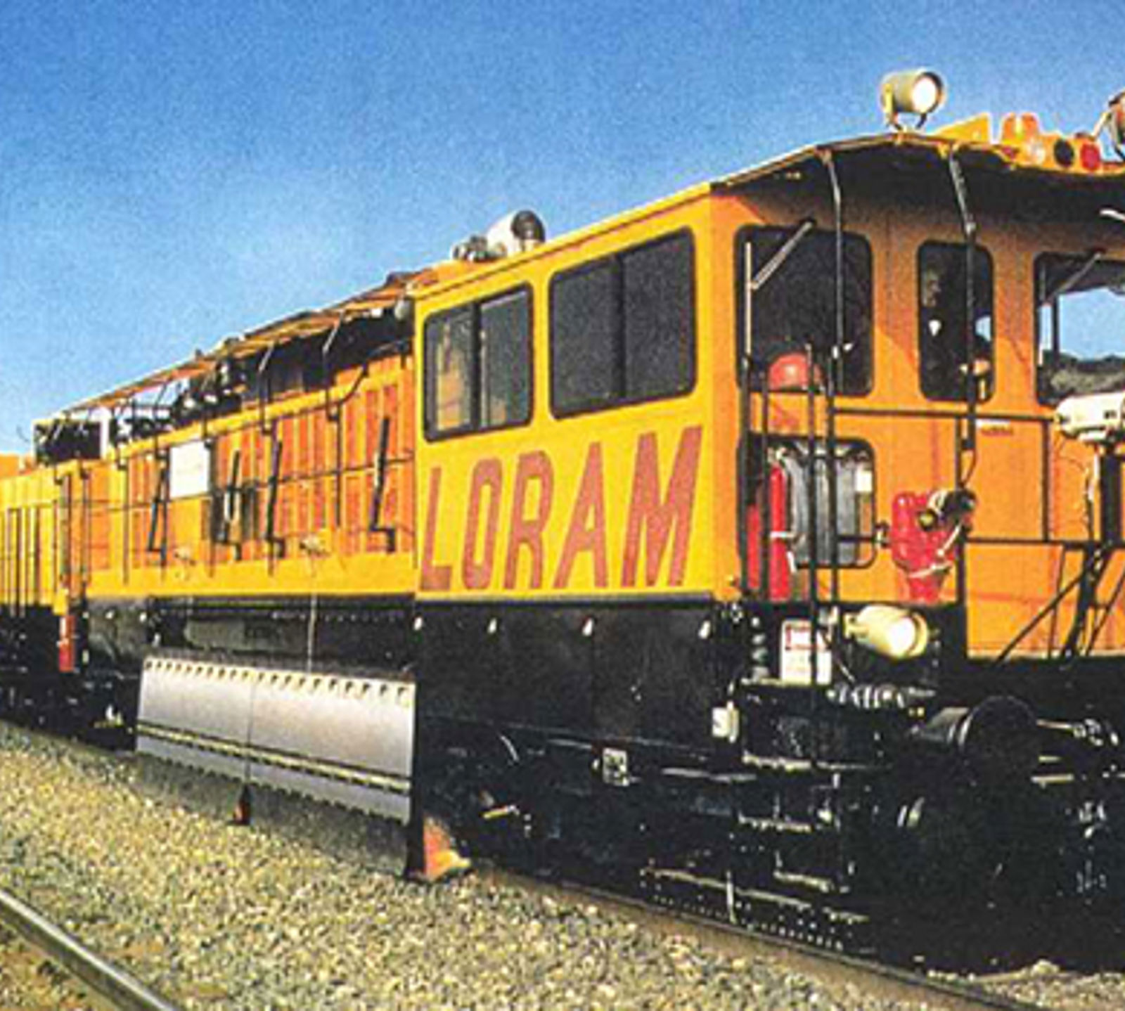 Loram-slipetog med 32 slipesteiner på jernbanespor.