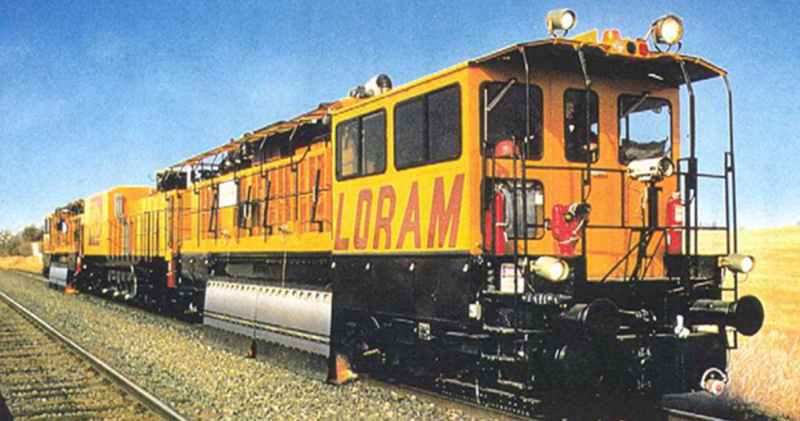 Loram-slipetog med 32 slipesteiner på jernbanespor.