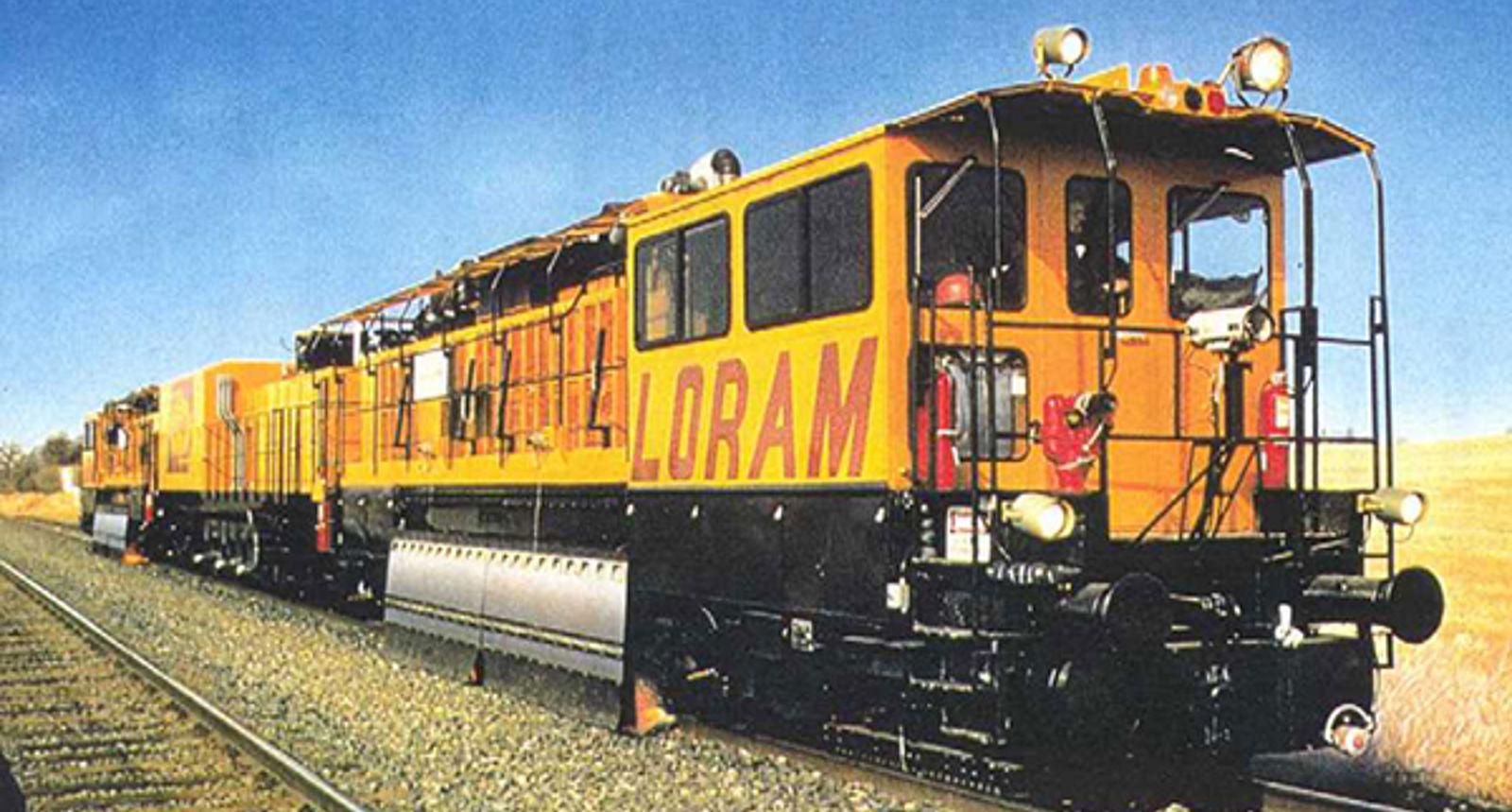 Loram-slipetog med 32 slipesteiner på jernbanespor.