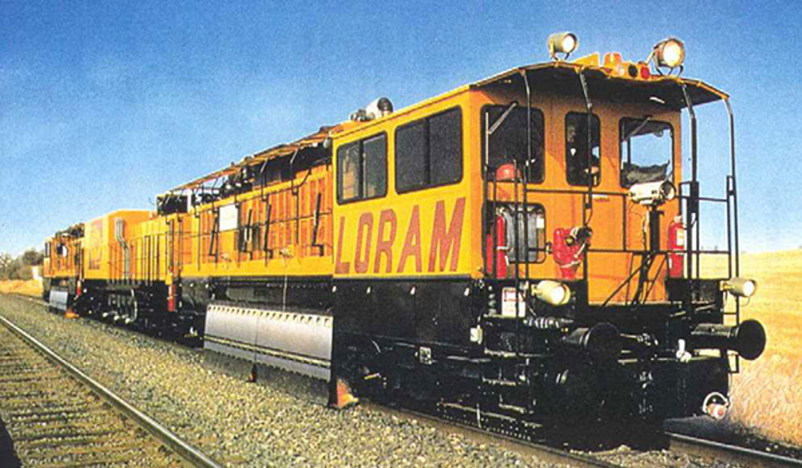 Loram-slipetog med 32 slipesteiner på jernbanespor.