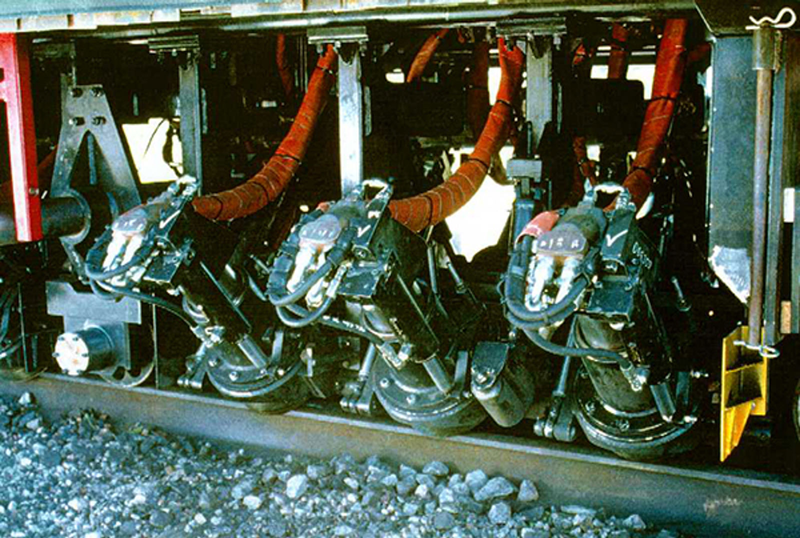 Slipetog med roterende slipesteiner under maskinen.