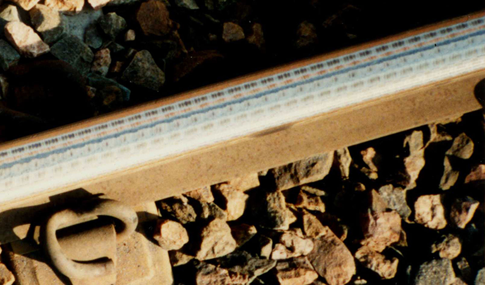 Nærbilde av skinne med sliperiller etter sliping.