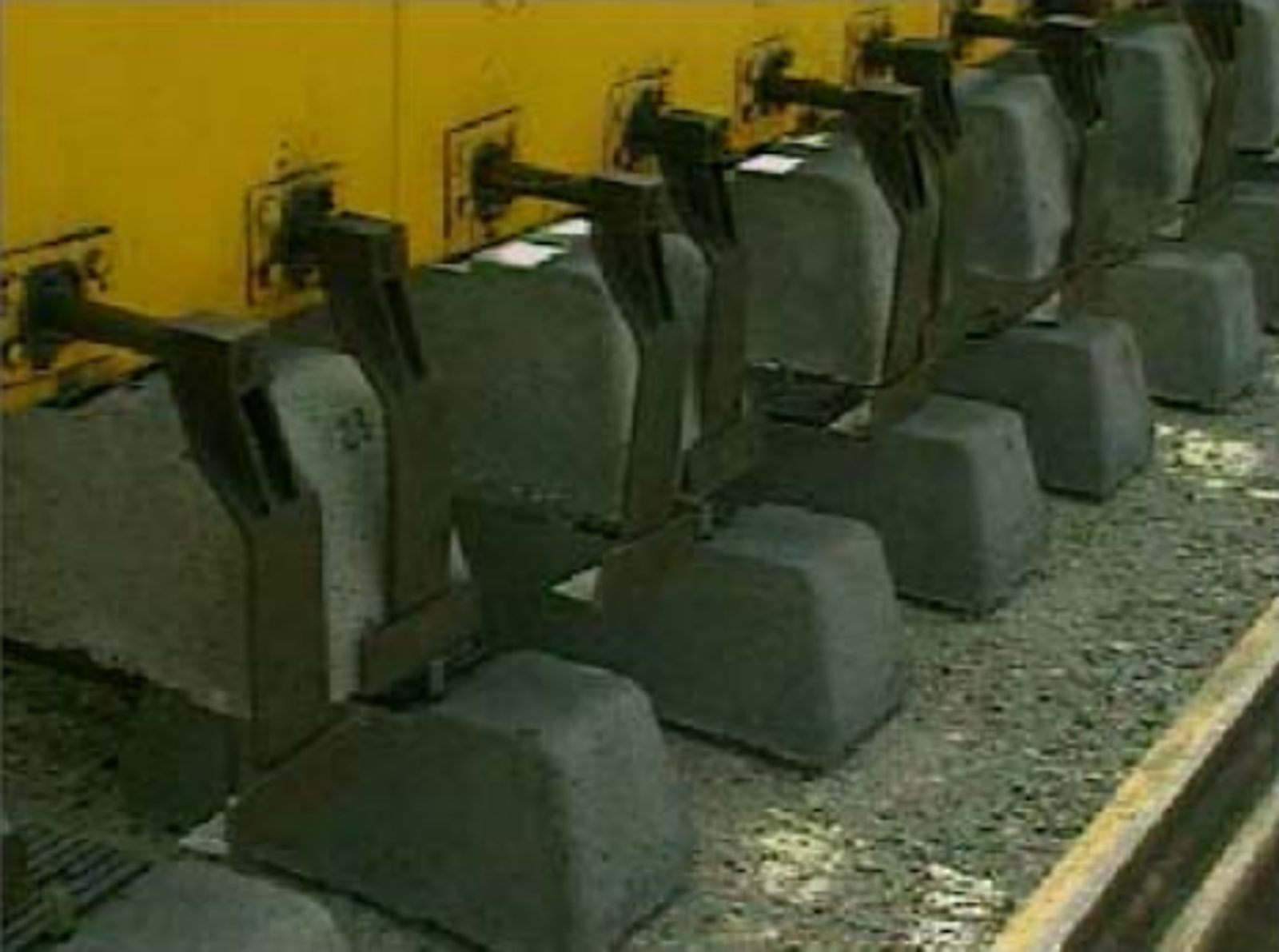 Donelli-portalkran løfter annenhver sville for plassering med korrekt svilleavstand.