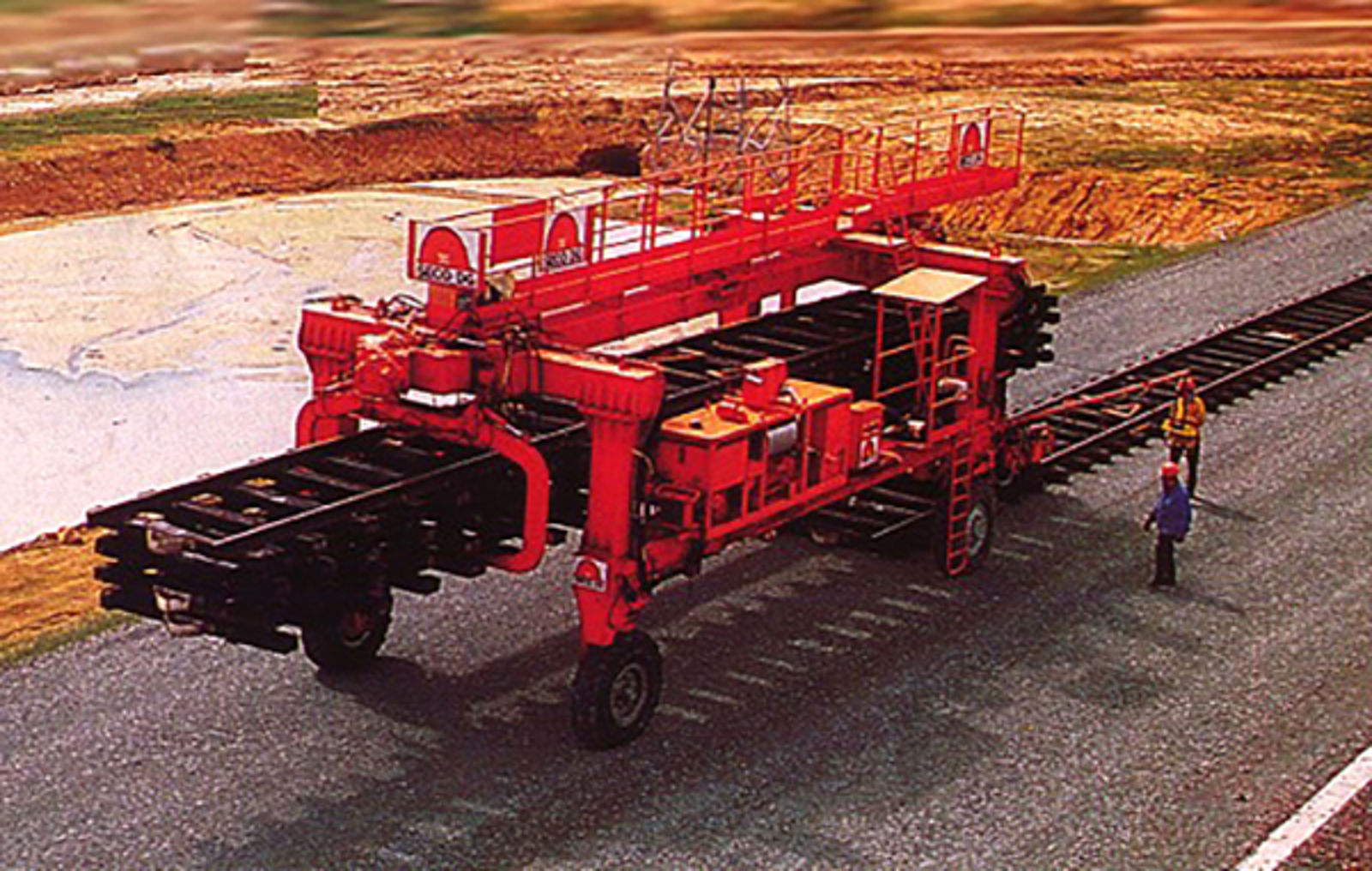 Midlertidig spor legges ut som underlag for maskiner ved bygging av høyhastighetsbane.